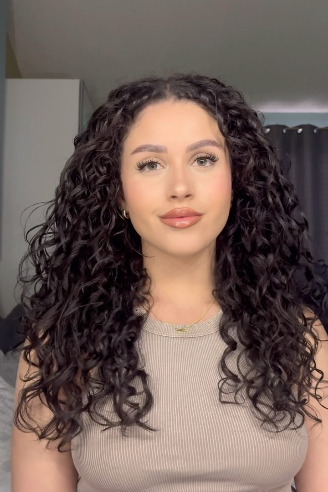 come with me to restore my curls after straightening my hair 🍯💛✨

products used: 
@olaplex no. 3, no. 4 & no. 5
@rizoscurls vitamin C hair mask
@livingproofinc curl defining cream & gel
@olaplex no. 7 hair oil