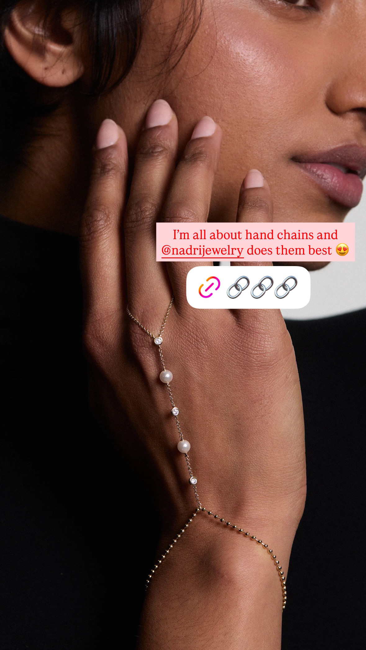Okay this hand chain from @nadrijewelry might be my new favorite accessory 😍 the mix of pearls and delicate gold links is so pretty and adds the perfect touch to any look. Great gift idea too! 

 