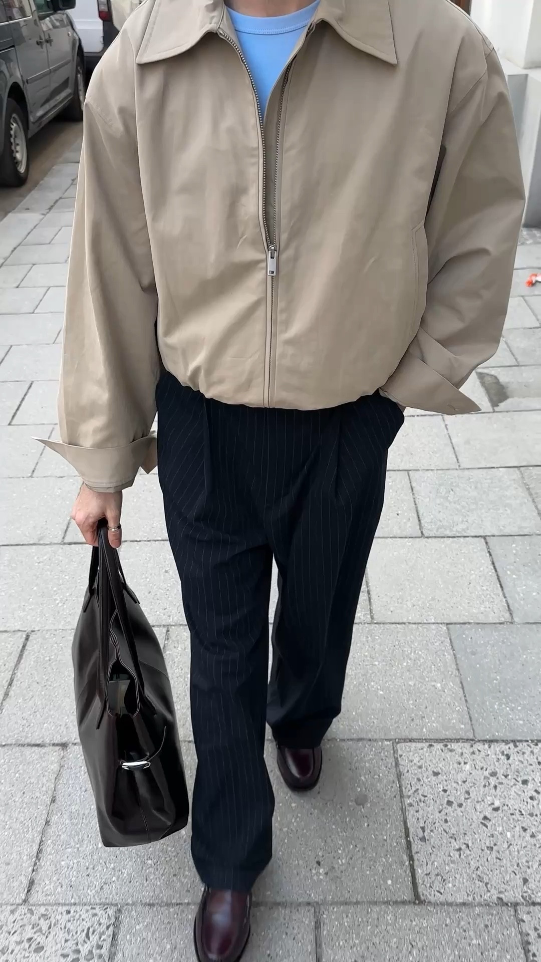 Frühling outfits | helle beige jacke | gestreifte anzughose navy blau | loafer | ice blue longsleeve | leder tasche 

#LTKspring #LTKdeutschland #LTKherren