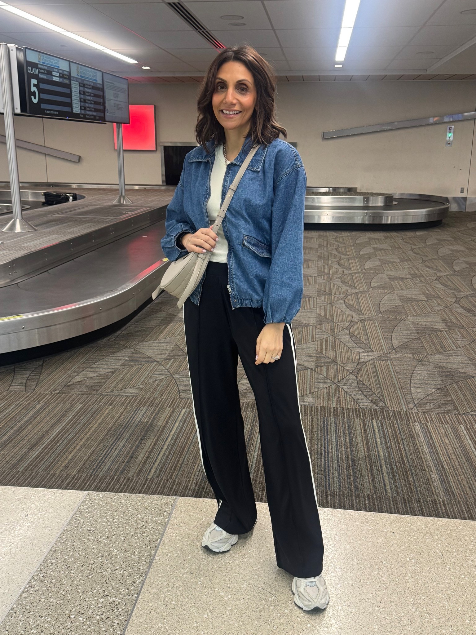 Airport fit 


#LTKTravel #LTKdayinmylife #LTKOver40