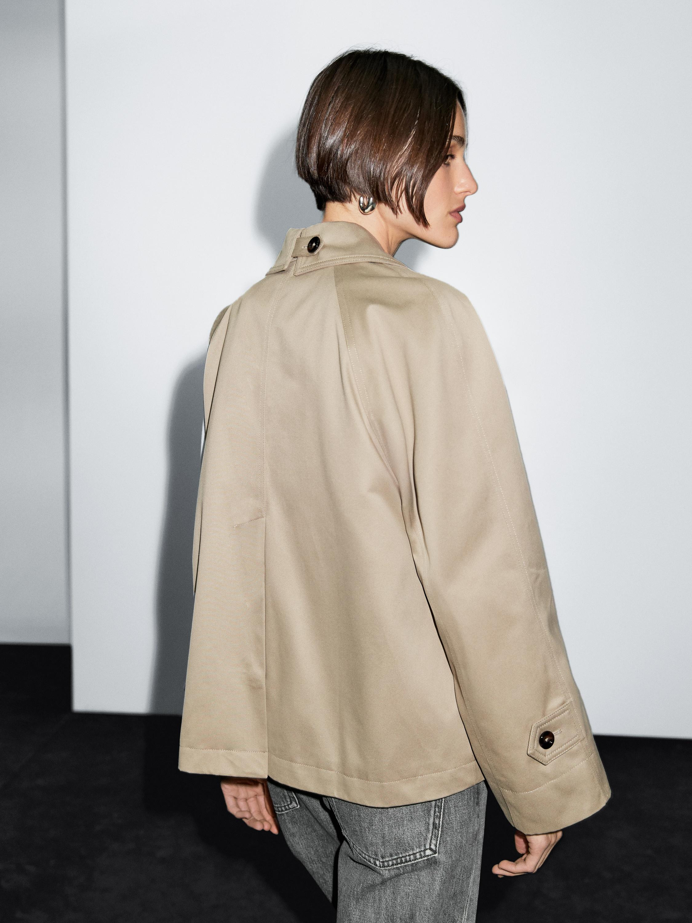 Short trench coat with button detail on the collar | Massimo Dutti UK