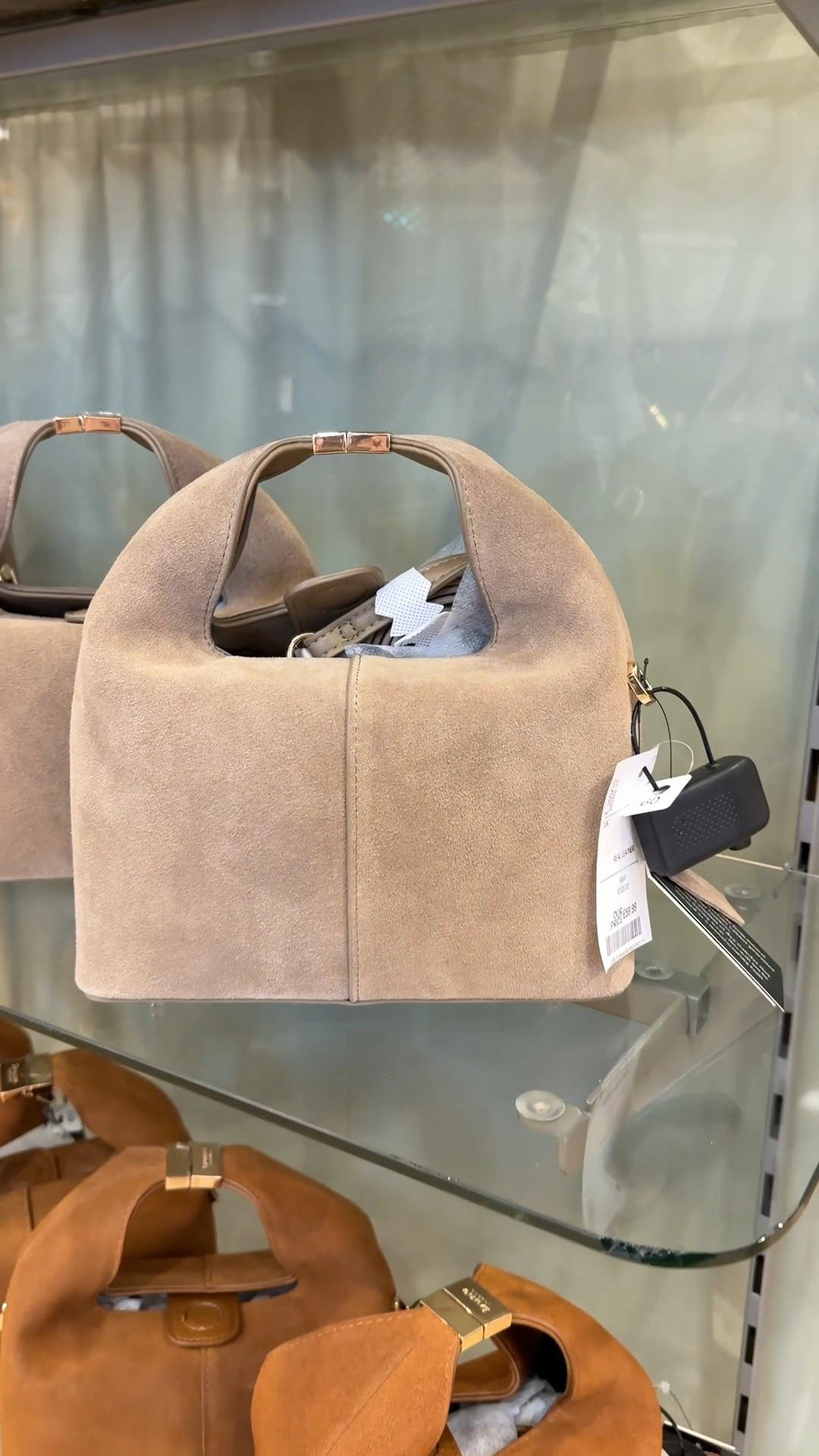 I popped into TK MAX for some new bedding and seen this gorgeous suede bag! How nice is it 😍 and goes perfectly with today’s outfit! I’m actually regretting not buying it now 🫣

Also comes in a tan & chocolate brown colour!

Suede bag, crossbody bag, autumn bag, autumn accessories, dune handbag

#LTKbag #LTKFashionMonth #LTKautumn