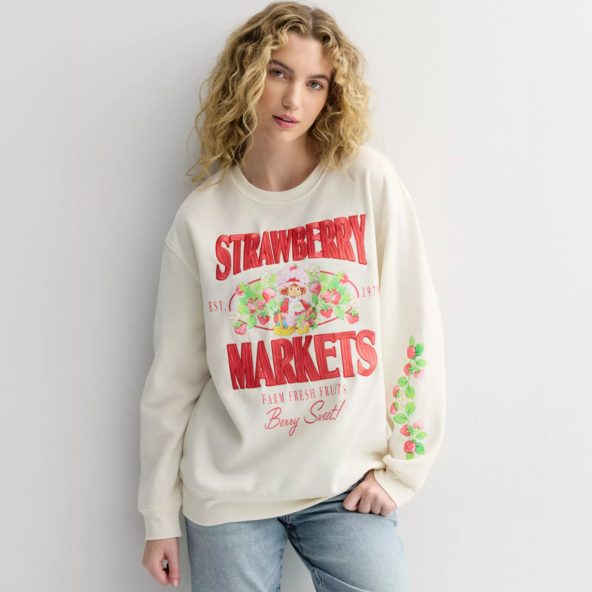 Juniors' Strawberry Shortcake Markets Graphic Fleece Sweatshirt | Kohl's