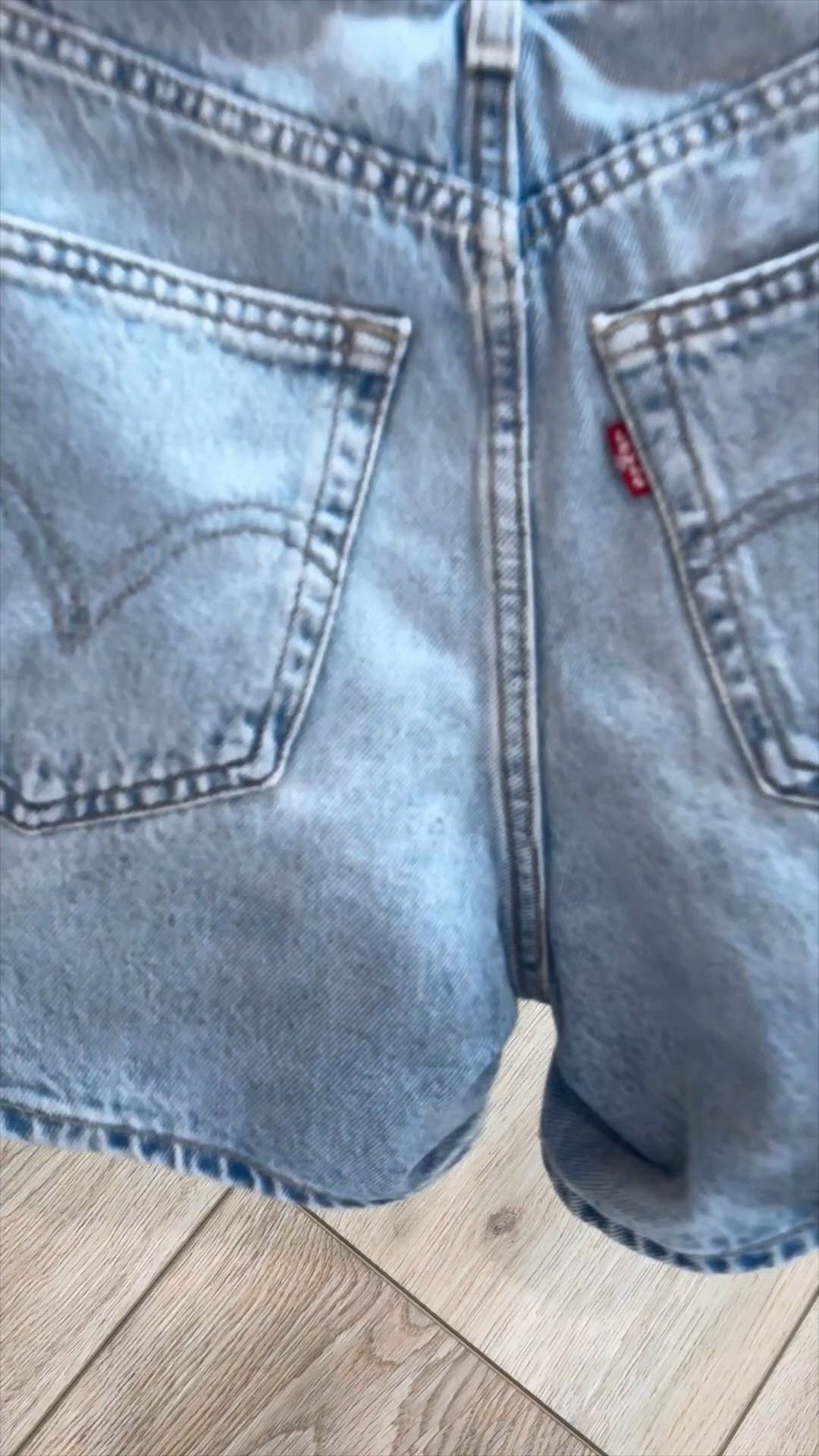 OK, this is genius! An adjustable waistband for denim shorts! This way you can customize the fit if you always have a hard time finding shorts without gaping or if you need to let them out after lunch lol! These are perfect for summertime! ☀️