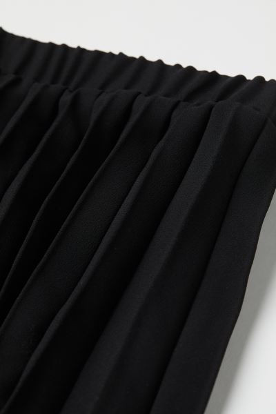 Pleated skirt | H&M (UK, MY, IN, SG, PH, TW, HK)