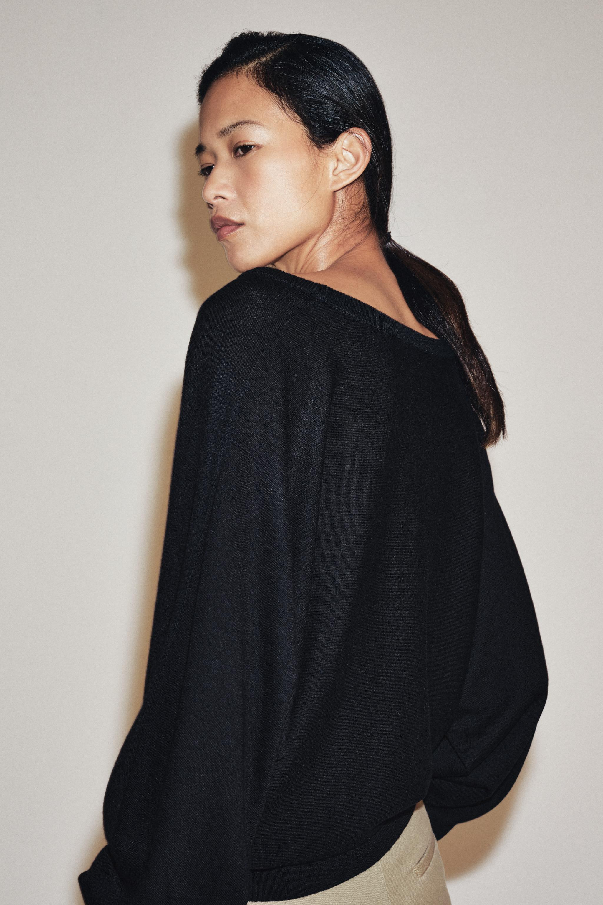 Model height: 178 cmJumper made with wool featuring a v-neck and long sleeves. | Zara UK