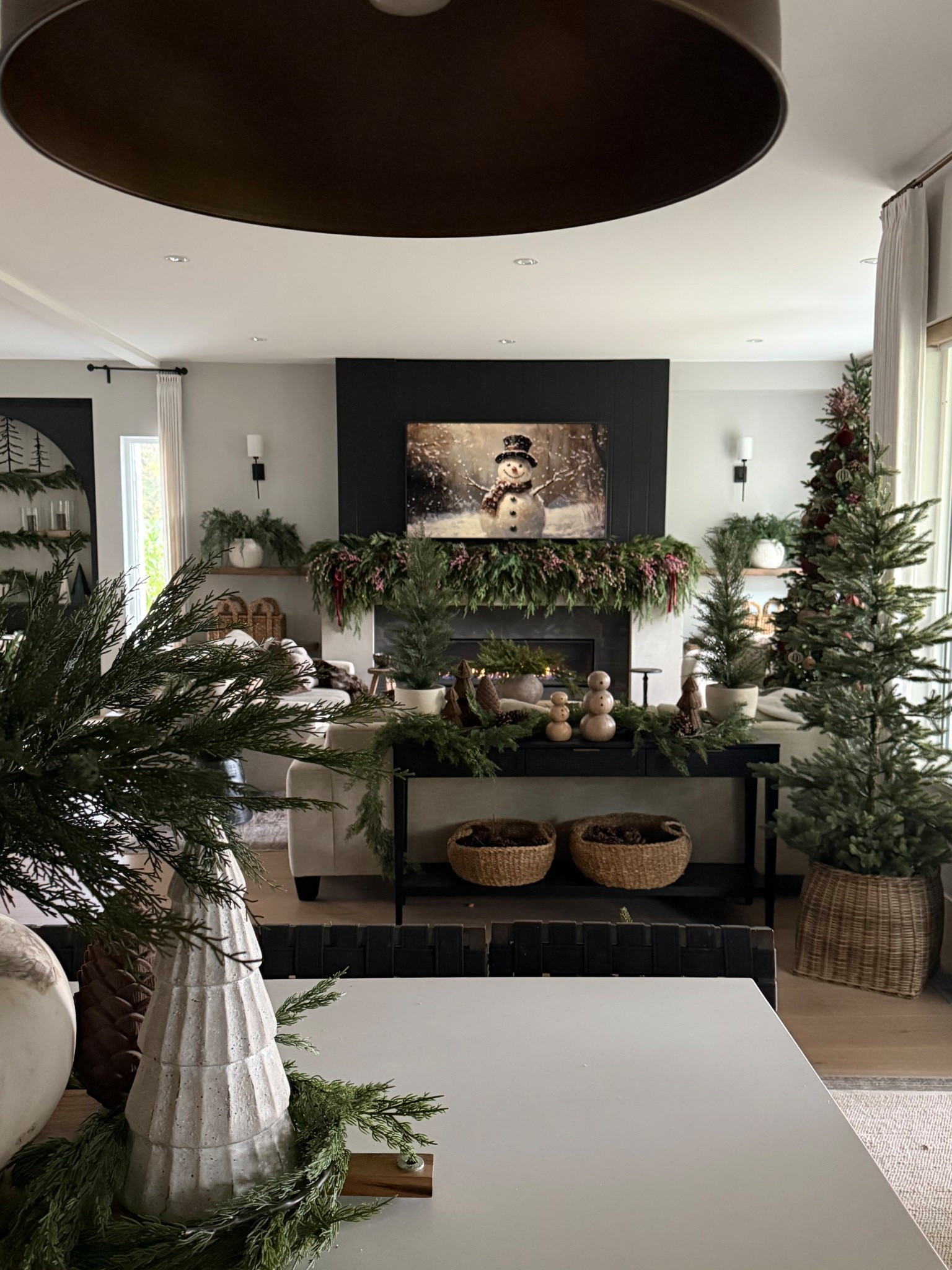 My woodsy holiday home.. I let greenery take center stage🤎🤎
Neutral and natural Christmas 