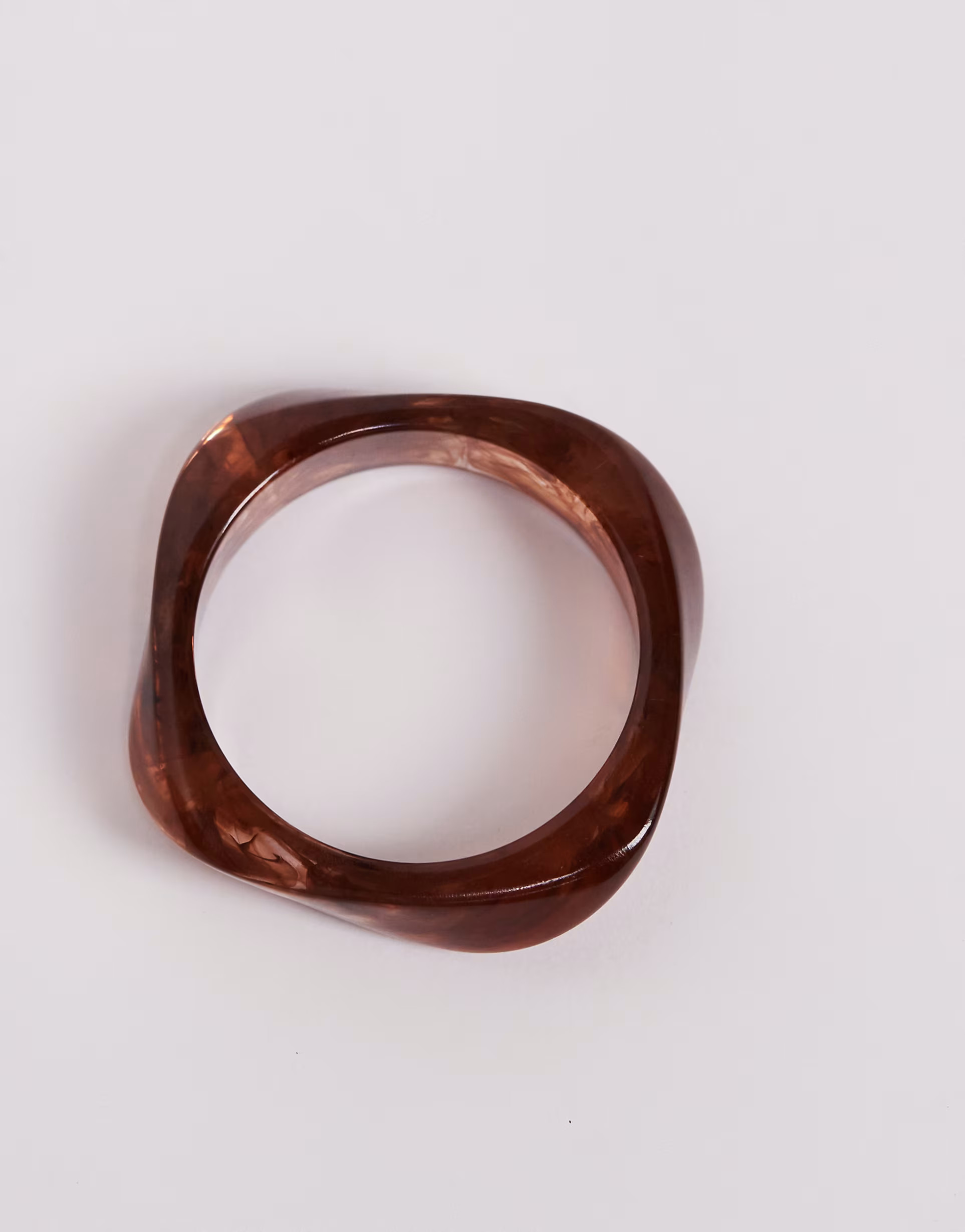 Kaiia - Bracelet jonc chunky asymétrique en résine - Marron tabac | ASOS | ASOS (Global)