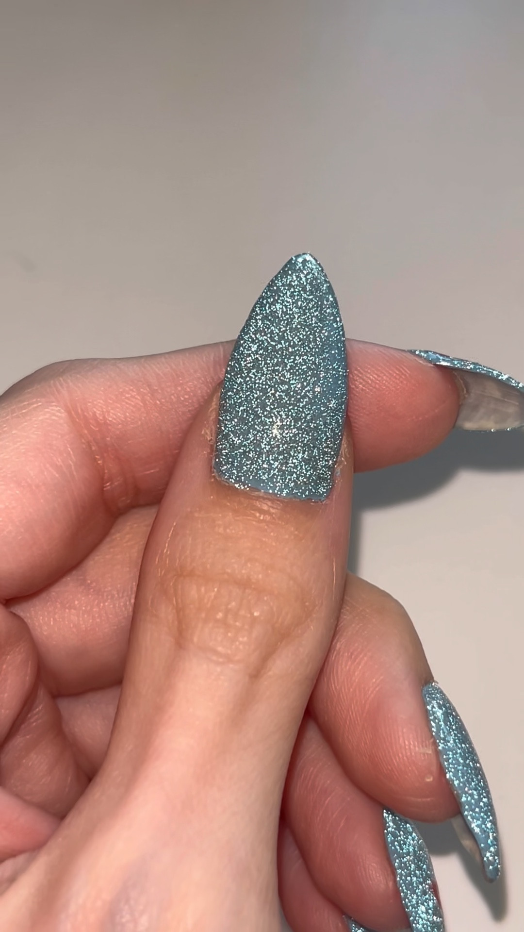 O esmalte de glitter perfeito existe e eu posso provar 😍 usei a cor “Diamante Lua Azul"

#LTKbeleza #LTKbrasil