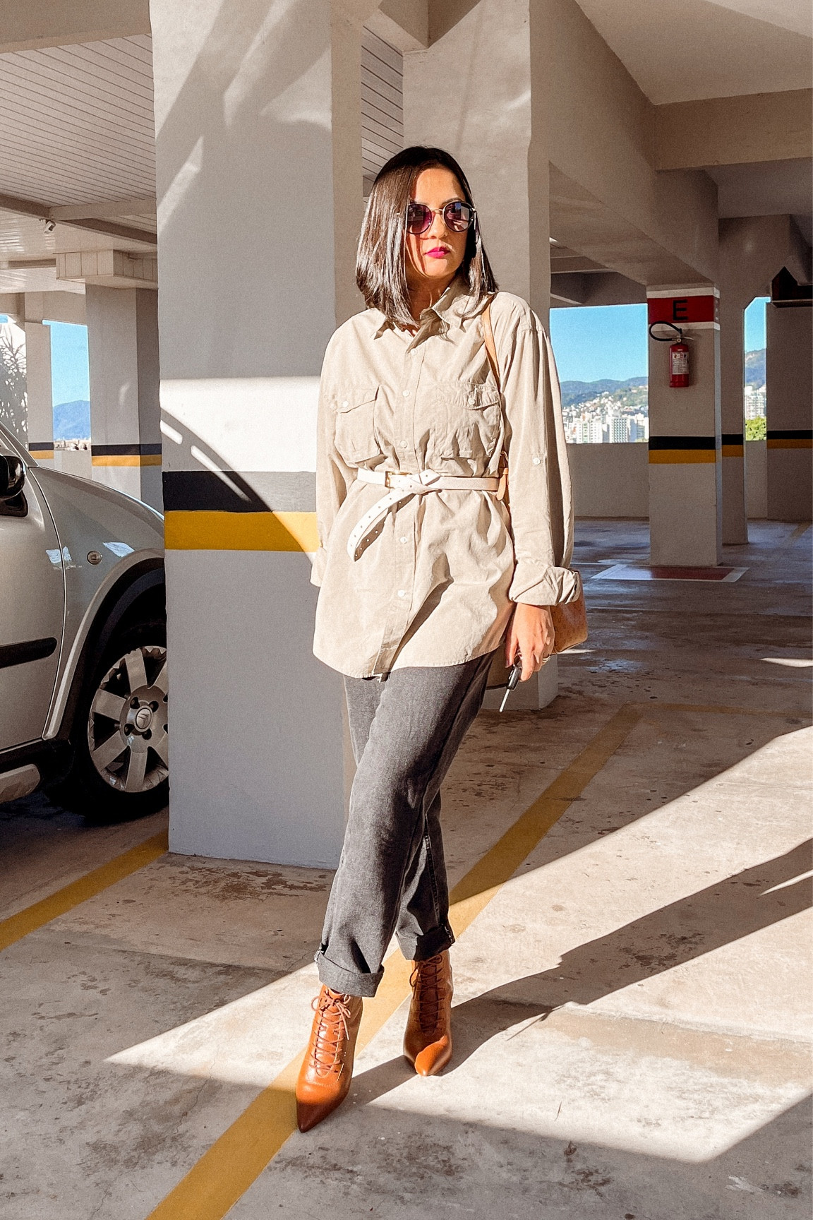 Vestir bem é adequação, sim! Mas também precisa vestir você e sua essência. 
Look de hoje com uma camisa over, essa é masculina mesmo tá. Calça jeans e botas. Você pode usar a camisa solta ou com cinto. Faça do seu jeito! Itens para inspirar vcs abaixo. 

#LTKstyletip #LTKbrasil #LTKSeasonal