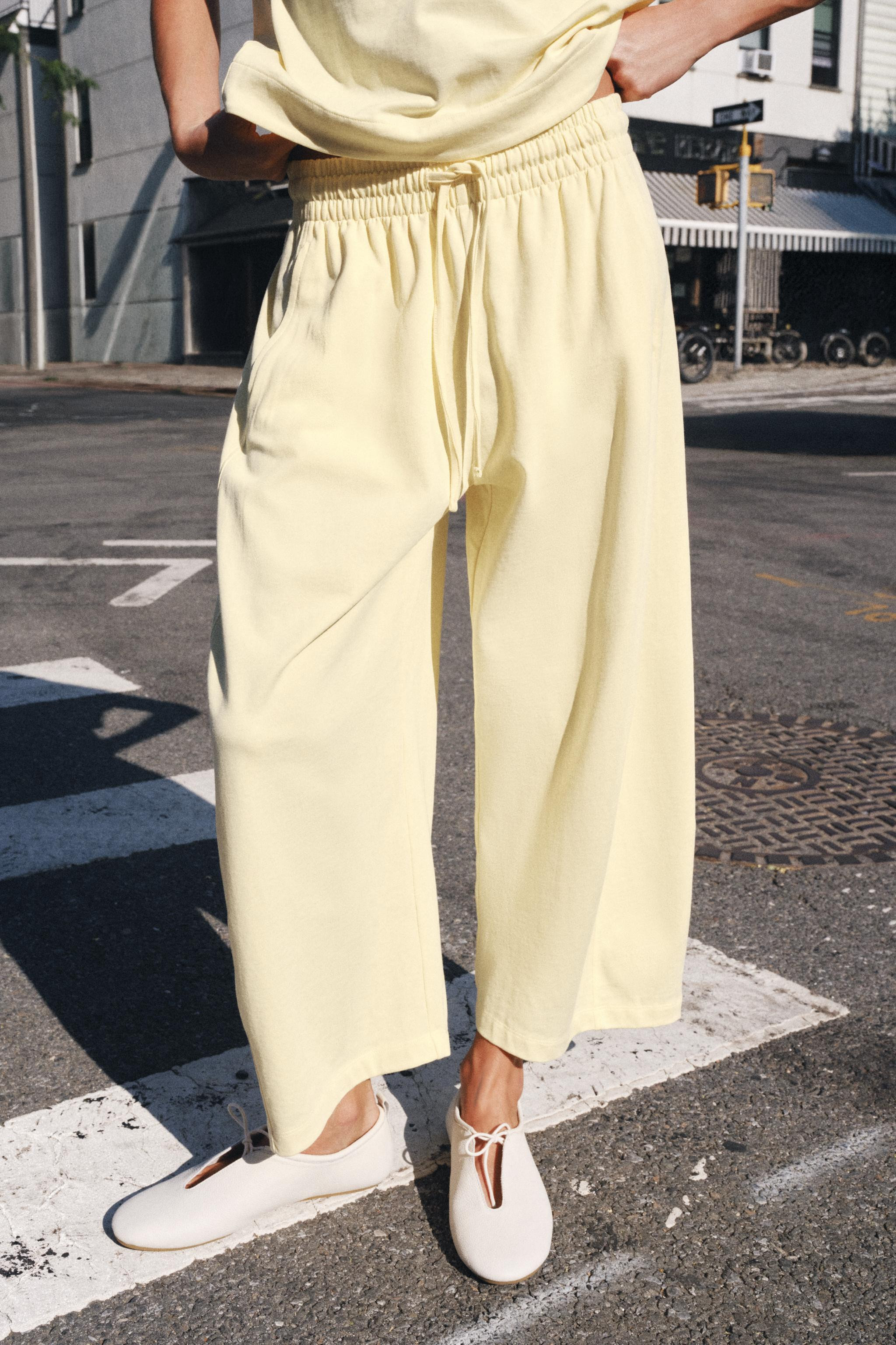 Pants made with primary cotton yarn fabric. Mid-rise, adjustable elastic drawstring waistband. Hi... | Zara US