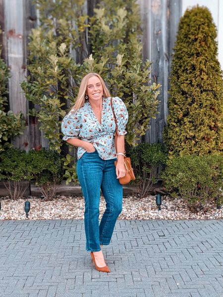 Summer to fall floral on this last day of summer! 🍂 Temps had already dropped significantly here end of last week and I personally have been enjoying the chillier temps! I had grabbed this little top about a week ago thinking it would be perfect for early fall and then again for next spring and summer! Pulled out along with my new jeans (had been searching for jeans for 2 years unsuccessfully before pulling the trigger to finally splurge on these and absolutely loooove) for a movie date last night to see See How They Run- such a fun flick that immediately made me want to pick up an Agatha Christie novel! Starting to line up all my fall to dos including all the fall movies and shows being released and last night’s movie was the perfect way to kick that off! Happy hump day friends!


#LTKstyletip #LTKSeasonal #LTKshoecrush