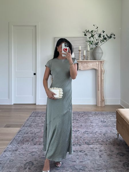 Abercrombie Sale - The perfect wedding guest dress! Satin maxi dress. 

- 20%-off ALL DRESSES + 15%-off almost everything else
- Use stackable code: DRESSFEST for an additional 15% off 

Size: XS for reference 

#LTKWedding #LTKStyleTip #LTKSaleAlert

#LTKWedding #LTKStyleTip #LTKSaleAlert