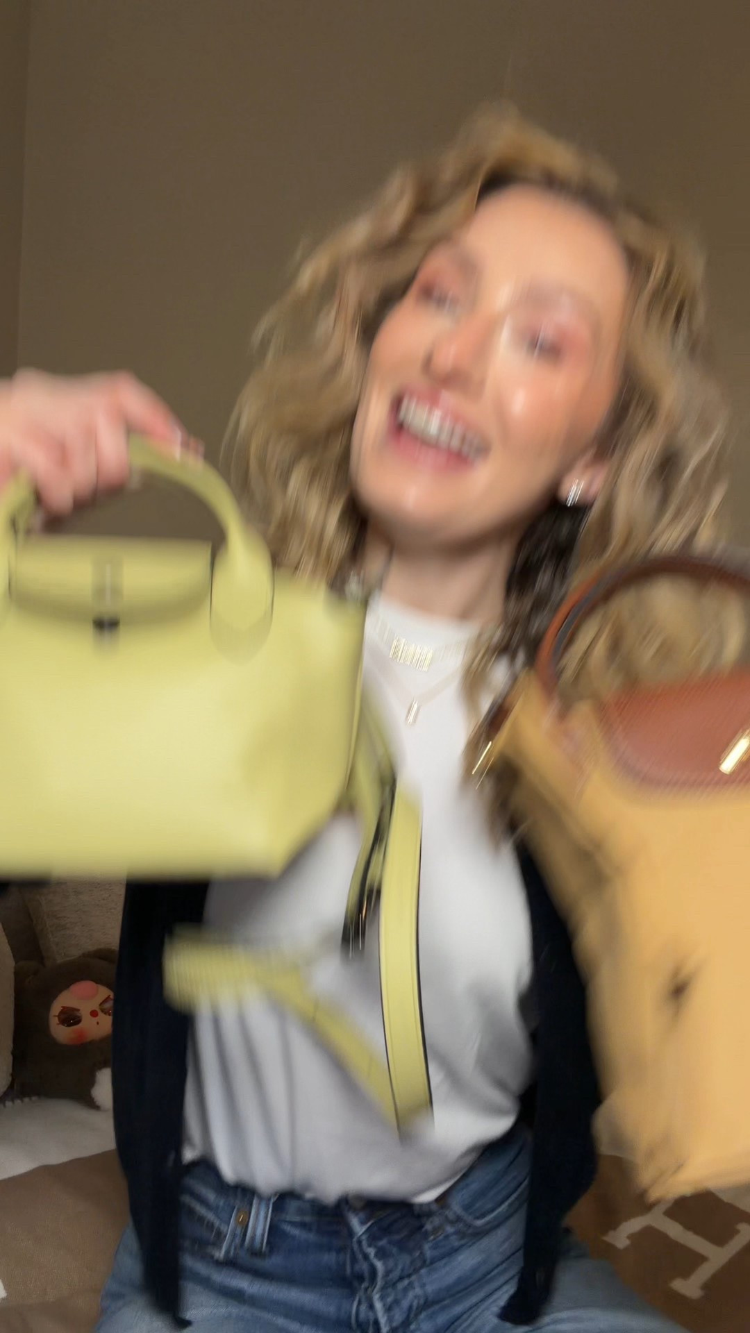 Let’s compare the Longchamp Le Pliage Xtra with the original Le Pliage 👜

Obviously the xtra is made out of all leather while the original is made of nylon but they both have the same shape and some other subtle difference like hardware color and strap attachments 
