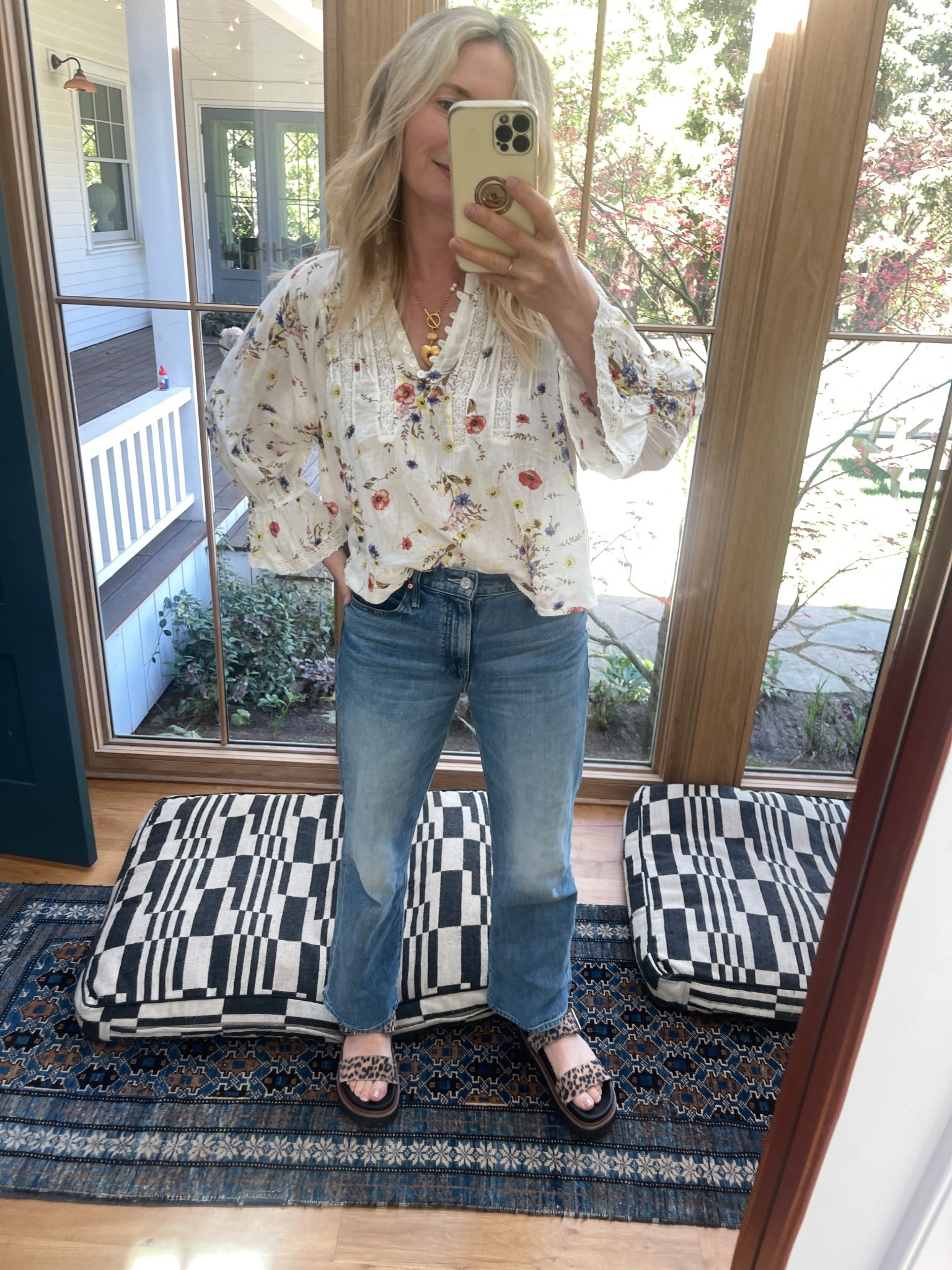 outfit today;) love how springy this top is. Wearing a small!