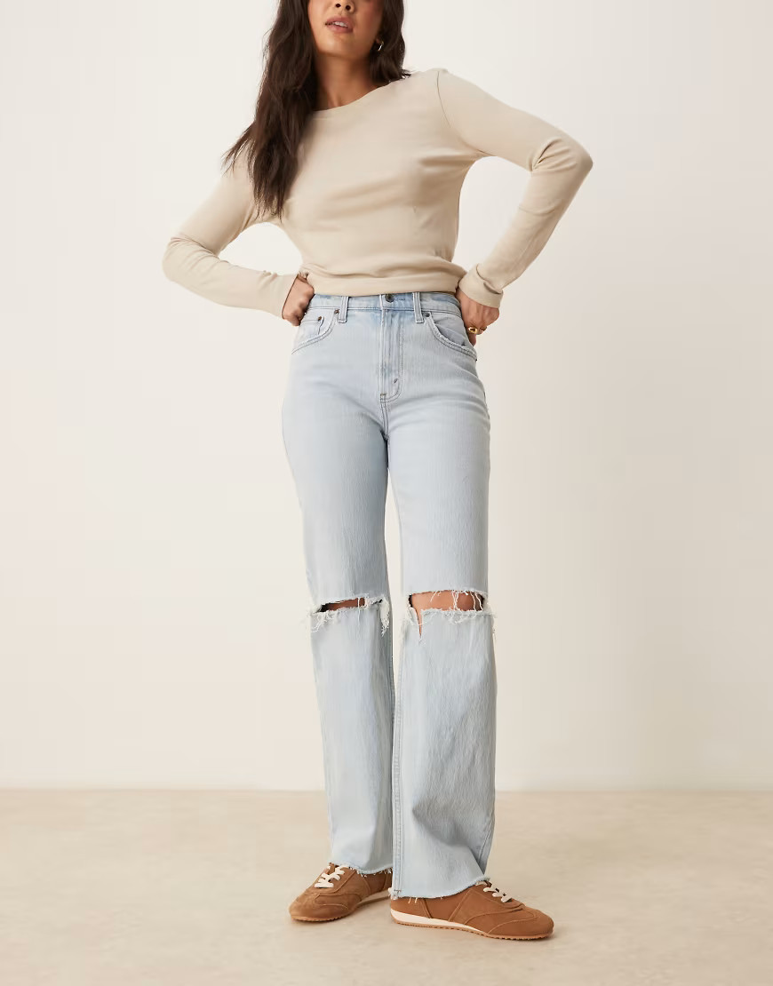 Abercrombie & Fitch – Lockere Jeans in hellblauer Waschung im Stil der 90er mit Zierrissen am Knie | ASOS (Global)