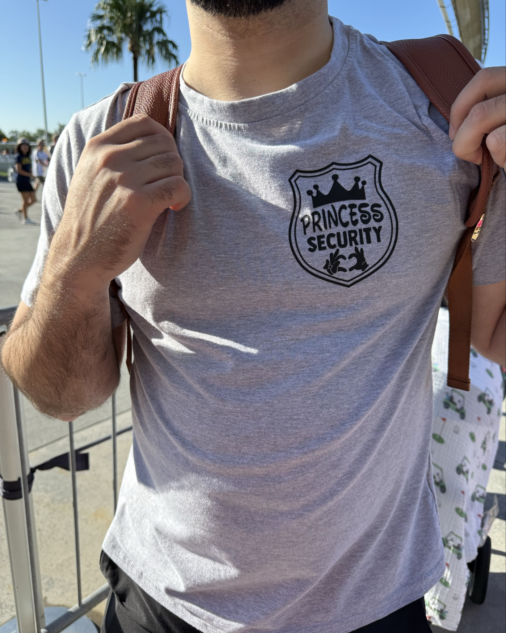 Needless to say, it’s hot in Orlando! But this shirt was so cute as my husband took our girls to meet the Princesses👑