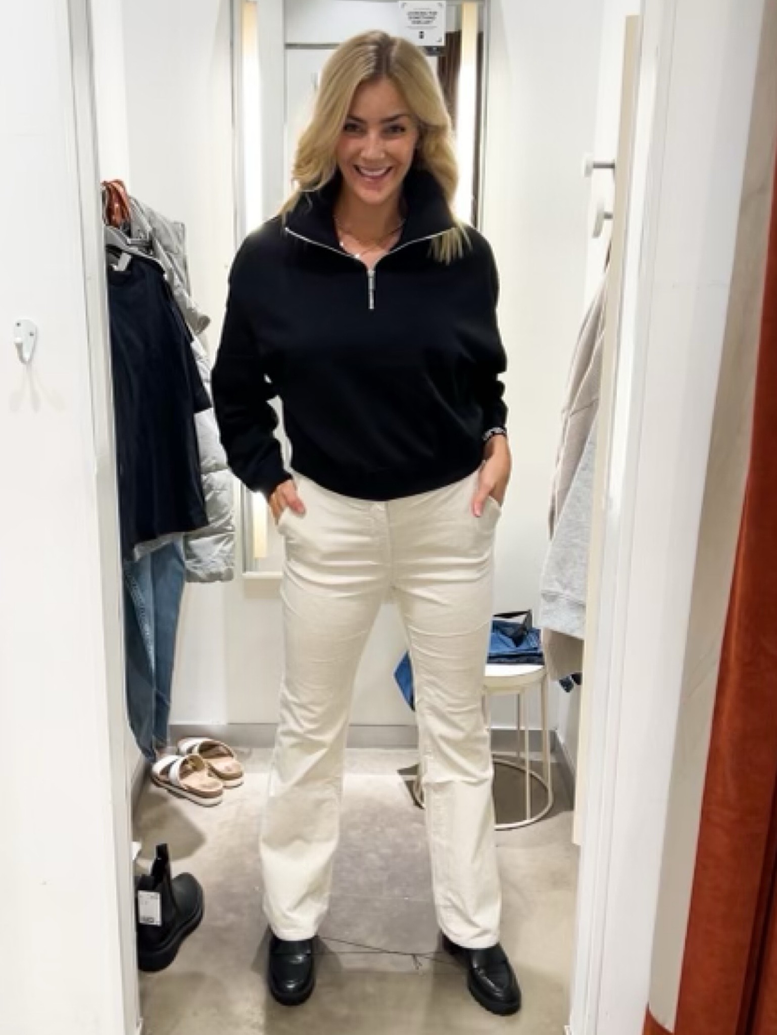 A mid-zip black sweatshirt with flare corduroy pants… basics with style! 

Pants: 27
Sweatshirt: M 