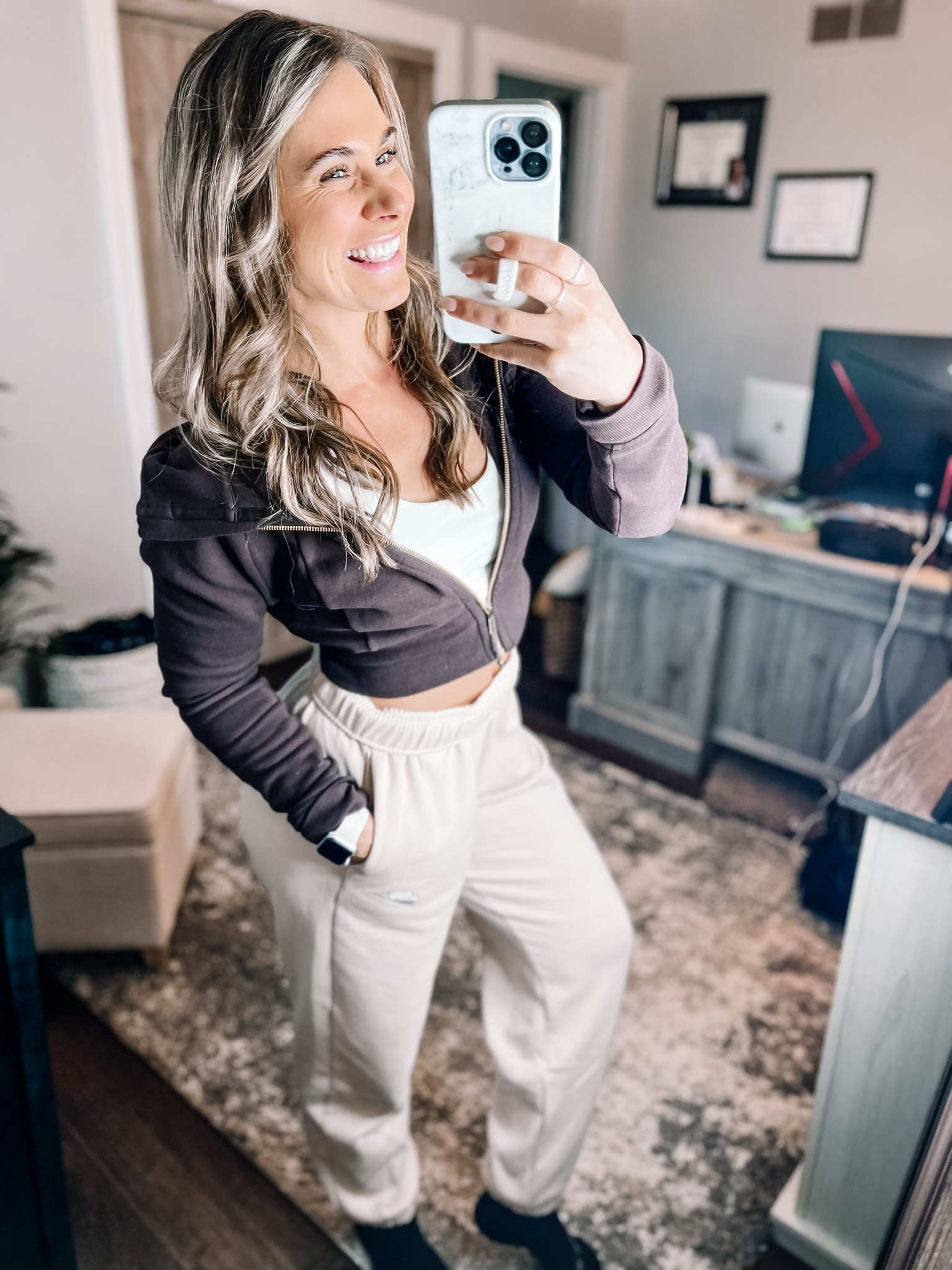 Lululemon Espresso cropped hoodie- size 6
Medium Nike joggers 

#LTKTravel #LTKFitness #LTKActive