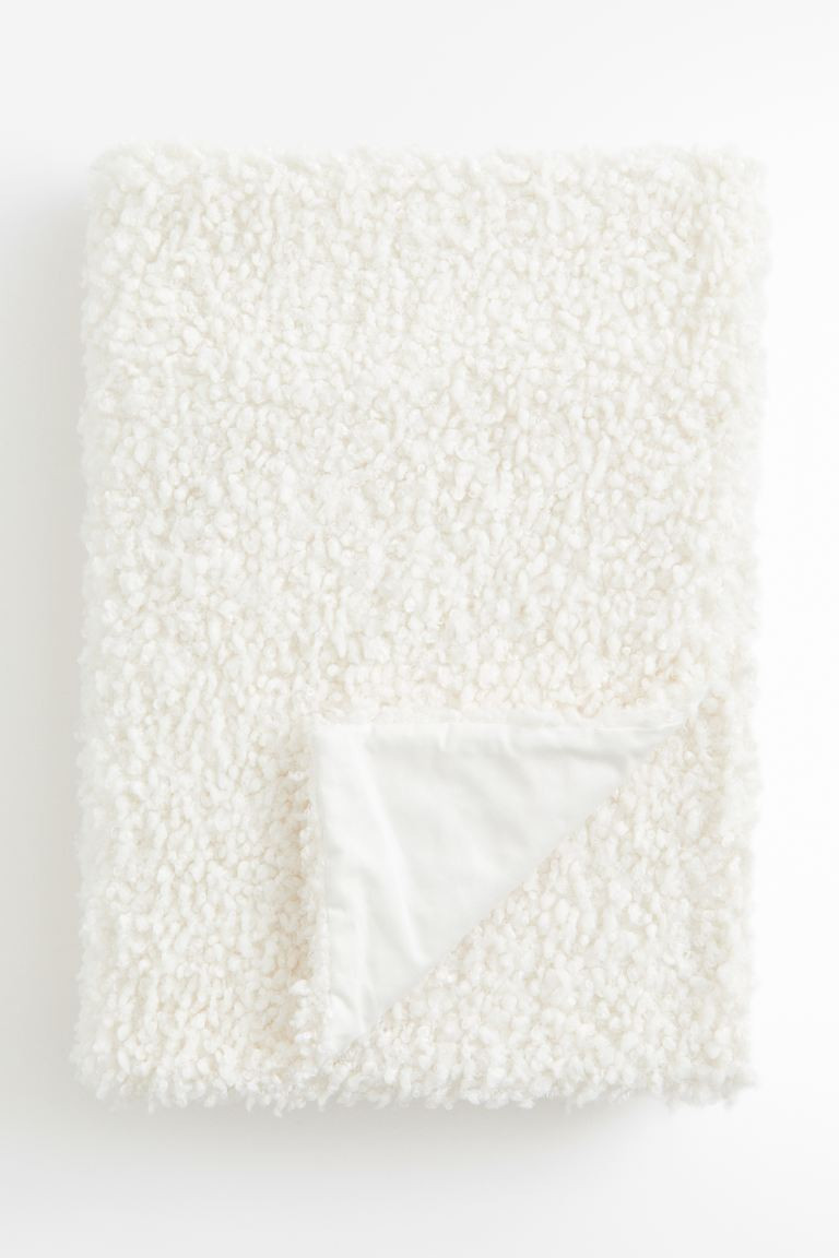 Plush pile blanket | H&M (UK, MY, IN, SG, PH, TW, HK)