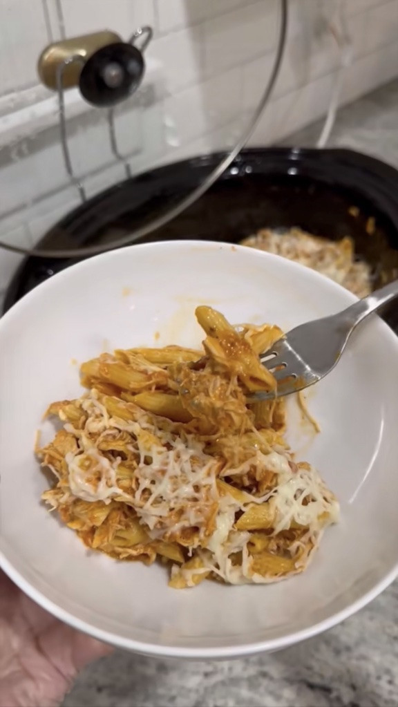 🥘 Crockpot Italian Chicken Pasta

Recipe:
Add 1 jar of pasta sauce, 1 jar of Alfredo sauce, & 3 chicken breasts to your crockpot. Season with salt, pepper, garlic powder, onion powder, & red pepper flakes. Mix it all together then cook on high for 3-4 hours or low 5-6 hours. One cooked, shred your chicken. Dump in a box of pasta (I use penne but feel free to use whatever pasta you like). You can also add a little water here if you need more liquid. Make sure pasta is completely covered and cook on low for another 30-45 mins until pasta is cooked. Add mozzarella on top, cover and let the cheese melt. Then it’s ready to eat! 🤤 

This recipe makes a TON & makes for great leftovers too!!!

❤️Be sure to save this recipe and let me know if you try it!!!

#cooking #crockpotmeal #easymeal #easydinner #crockpot #crockpotrecipe #familydinner #simplemeal #cookwithme #asmrcooking #LTKhome #LTKsalealert #LTKVideo