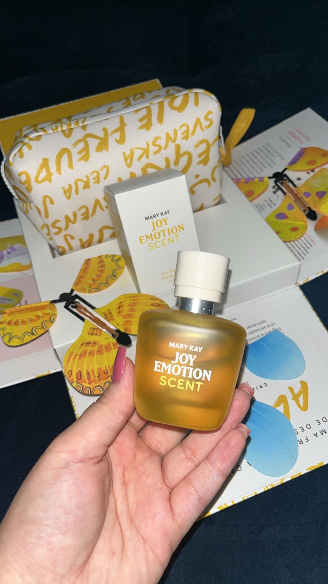 Dica de fragrância para o dia a dia 💛

Começa com uma saída cítrica e frutada, um corpo mais fresco e um fundo adocicado e atalcado. É uma fragrância que remete a dias felizes! 

#LTKbrasil #LTKbeleza