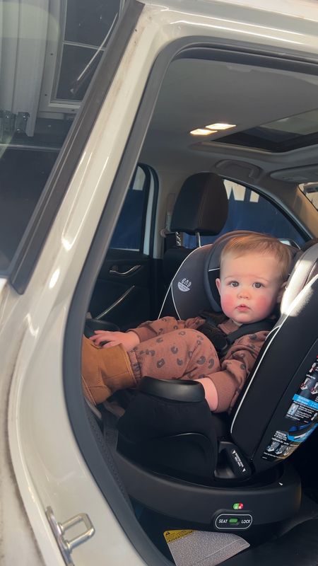Rotating car seat — WE LOVEEEE IT and have been using it for 2 months ✨