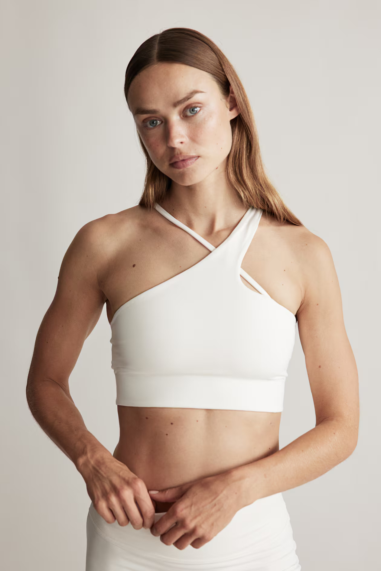 Light Support Sports bra in SoftMove™ - White - Ladies | H&M GB | H&M (UK, MY, IN, SG, PH, TW, HK)