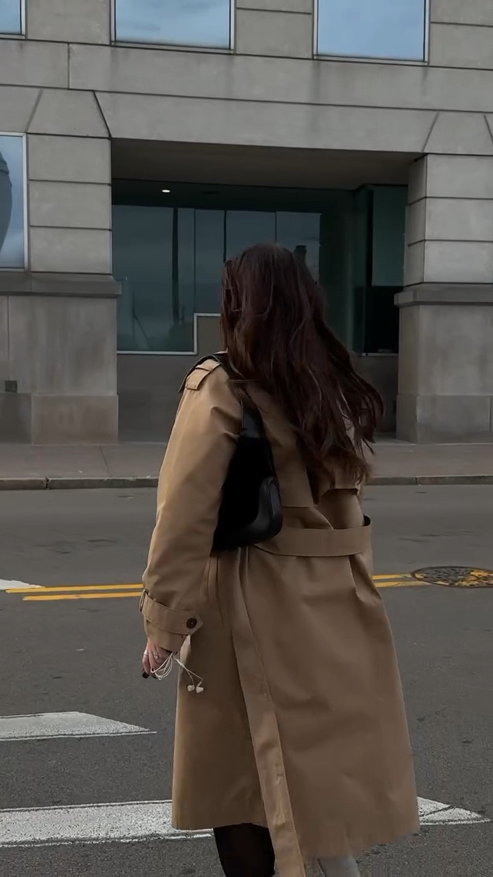 🧸🤎

#effortlesschic #outfitideas #neutralstyle #fallstyle #trenchcoat