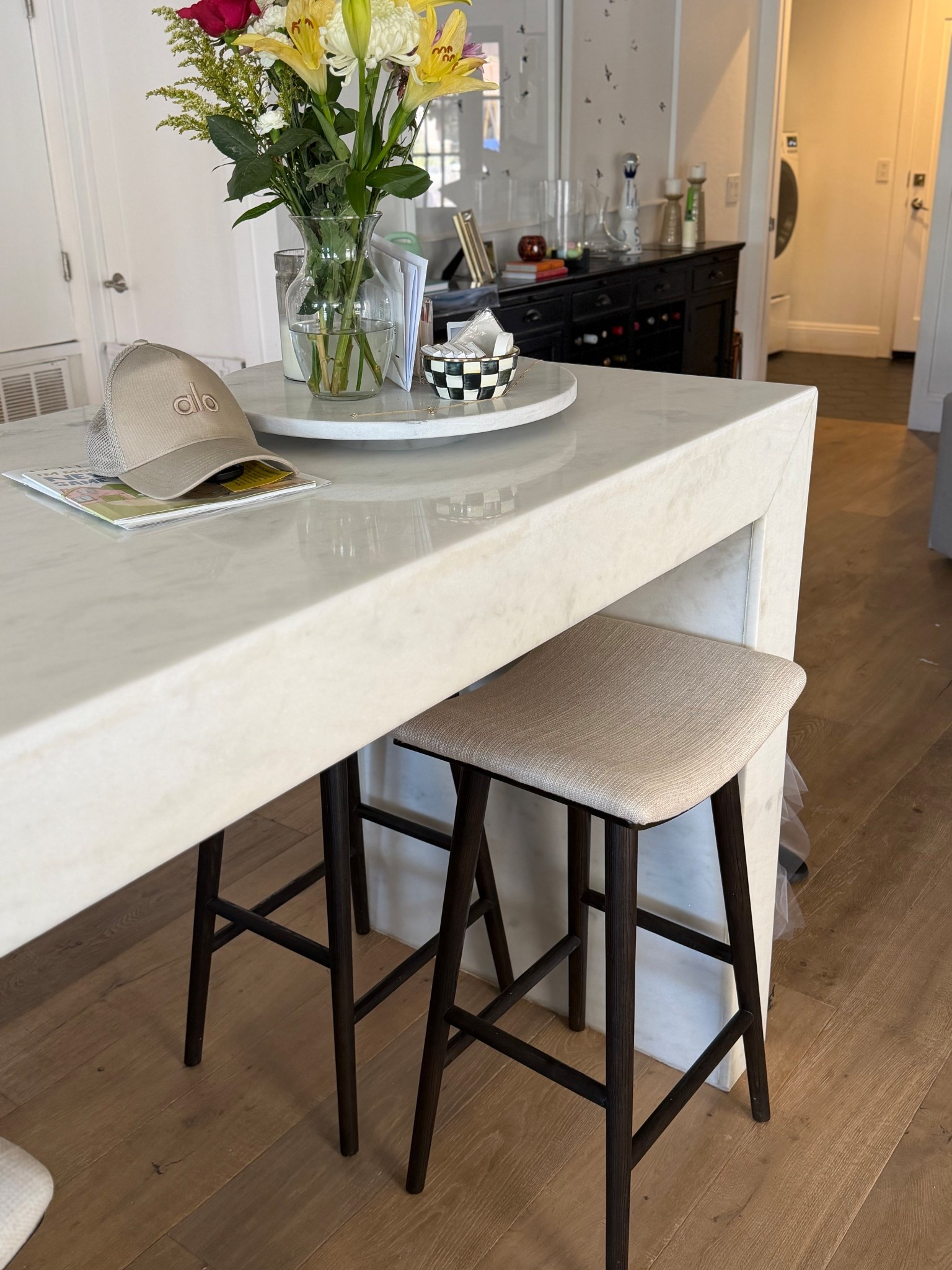 A dark base and lightly colored seat that makes for a comfortable place to sit- bringing a modern feel to your counter or bar! 

Counter stools, bar stools  

#LTKdayinmylife #LTKHome