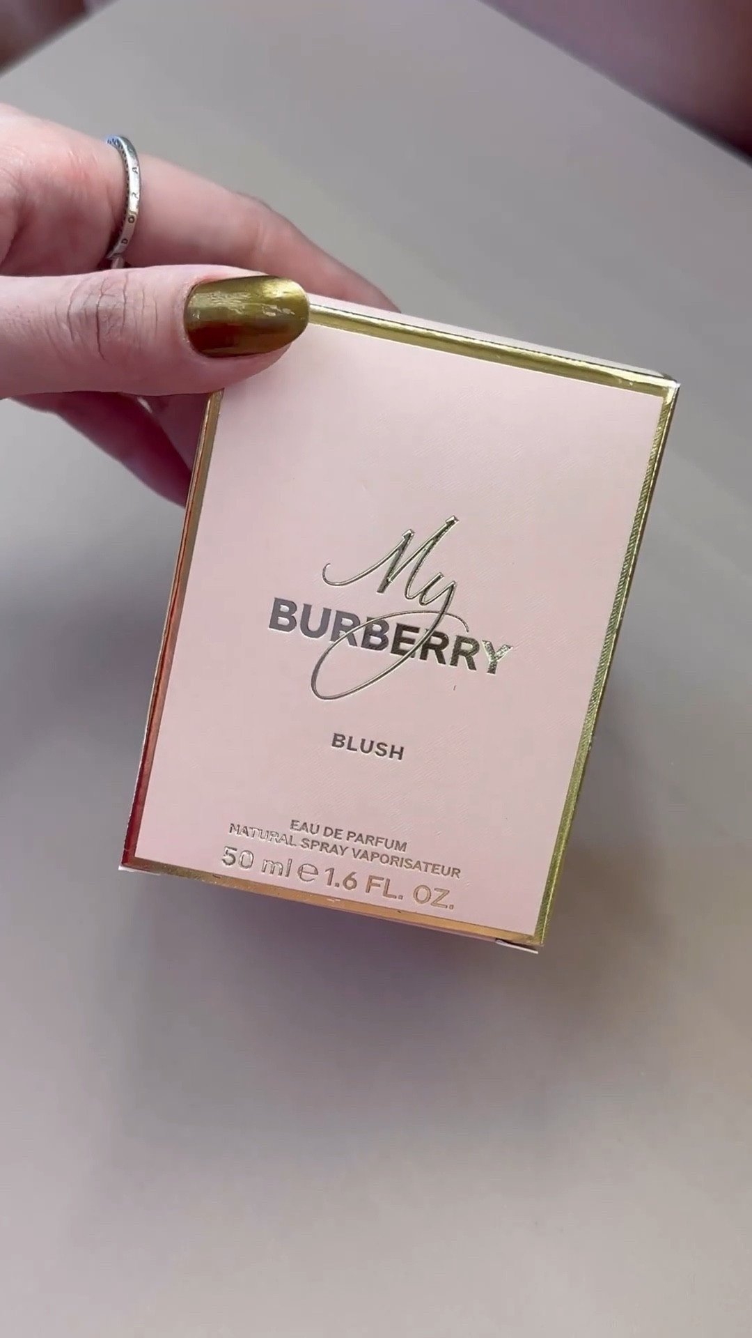 My Burberry Blush, classificado como floral 💐 lançado em 2017. As notas de topo são: Romã e Limão. As notas de coração são: Maçã Verde, Pétalas de Rosa e Gerânio. As notas de fundo são: Glicínia e Jasmim.

#LTKbeauty #LTKbrasil