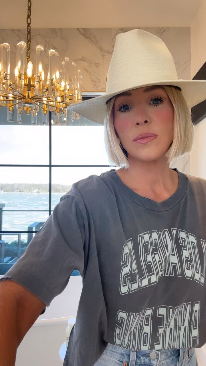 The hat you need for warm weather vacays and summer time! Also, how cute is this casual tee 😍😍😍