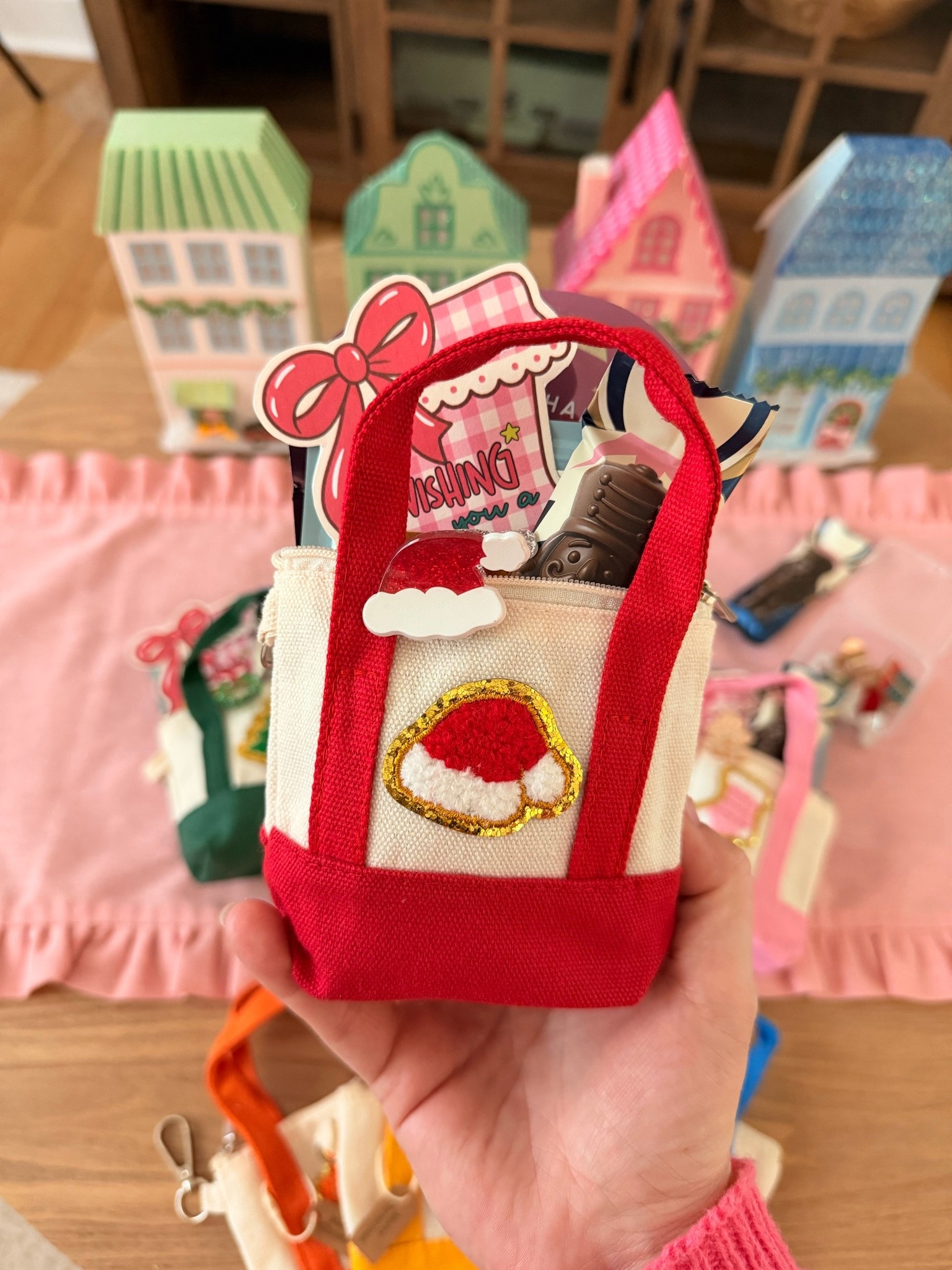 These mini totes that come already Christmas themed are perfect for teacher, friend, and burr baskets. Filled them with some awesome @Walmart finds. Grab the free printable on my IG page.