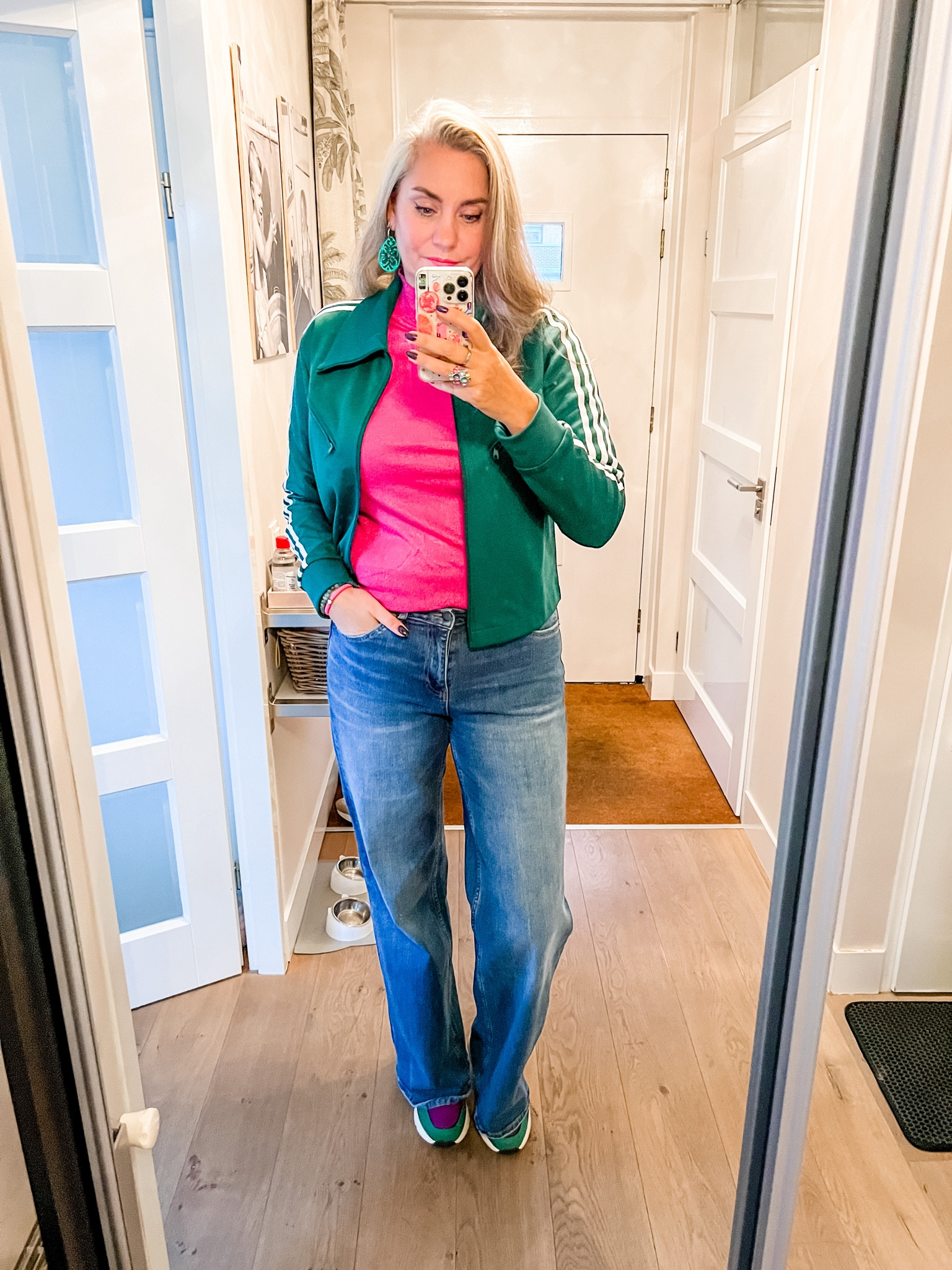 Ootd - Wednesday. Pink top (Hema), retro Adidas jacket in bottle green and wide legged jeans (Shoeby) and multi colored sneakers. 



#LTKeurope #LTKautumn #LTKnederlands