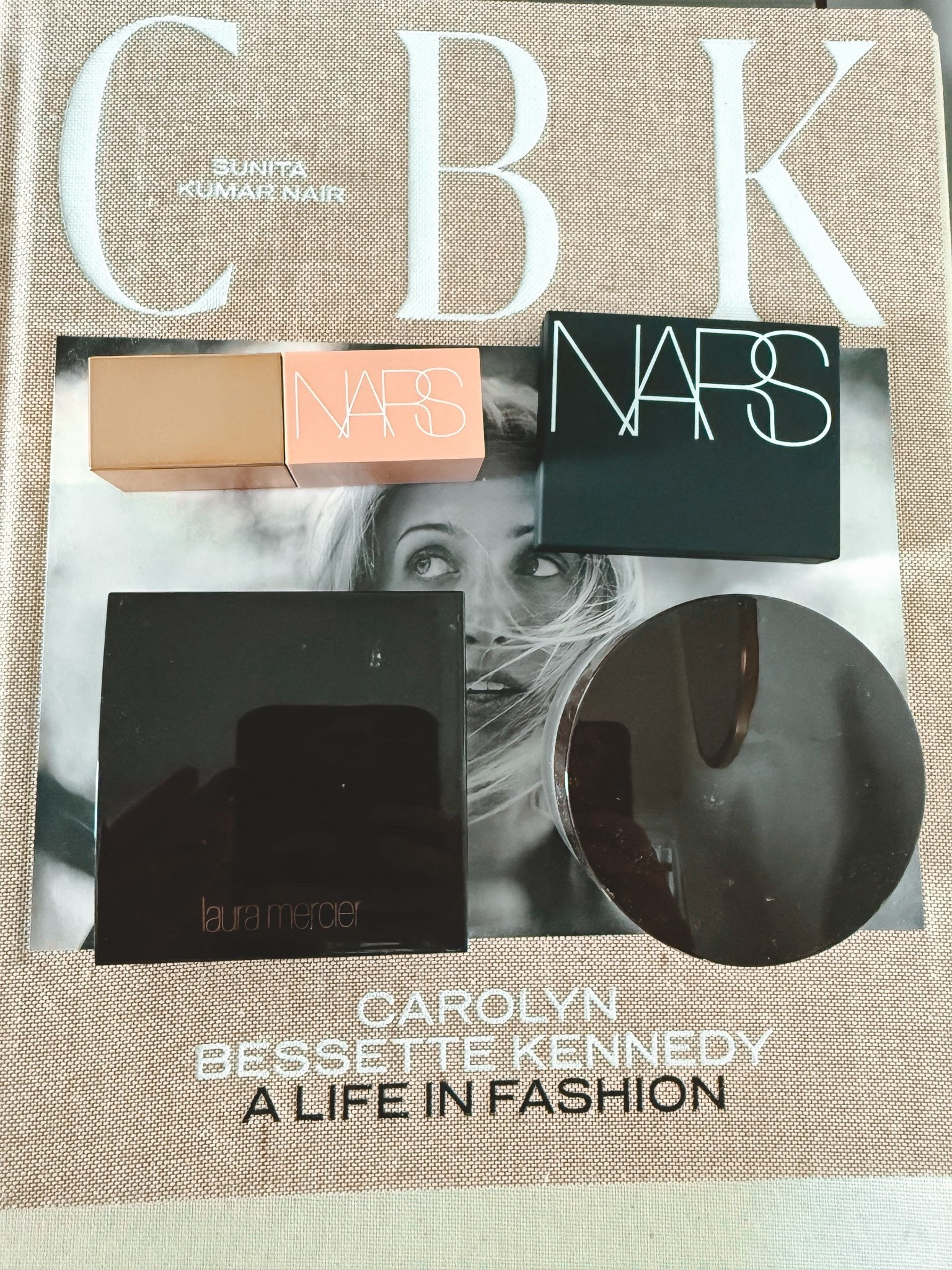 Laura mercier powder and bronzer with nars liquid and powder blush



#LTKBeauty #LTKFindsUnder50 #LTKStyleTip