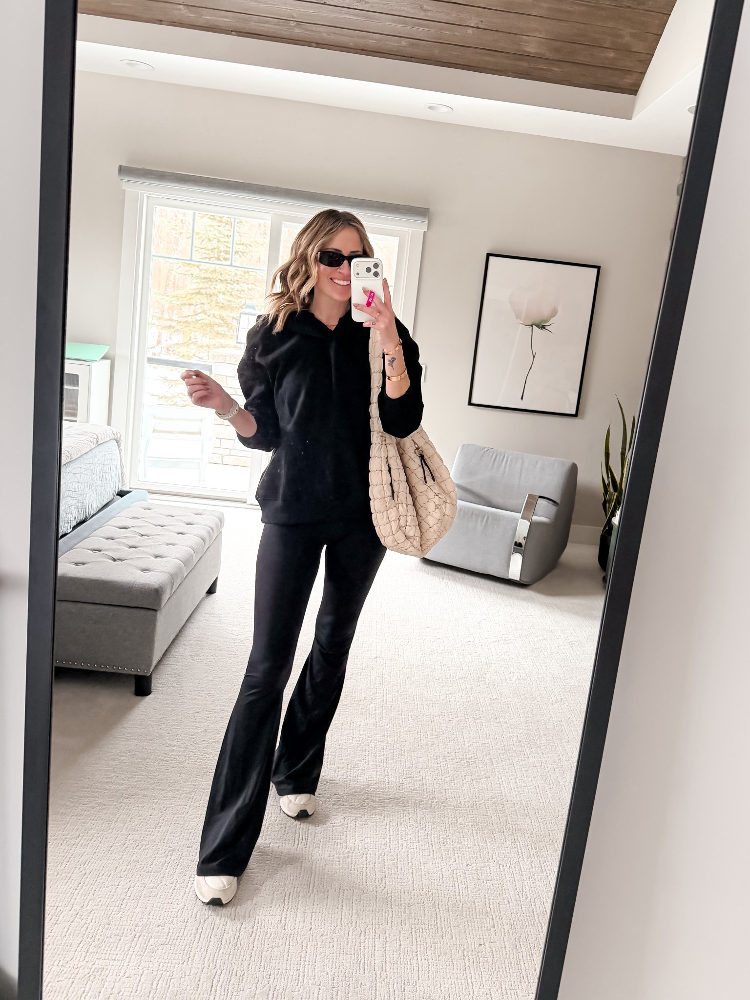 All black outfits for sports moms 
Quilted Amazon bag 