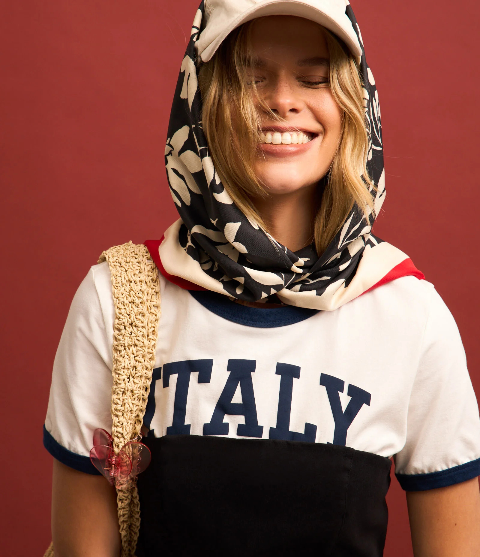 Lenço Acetinado com Estampa de Folhagens Preto/Vermelho | Renner (BR)