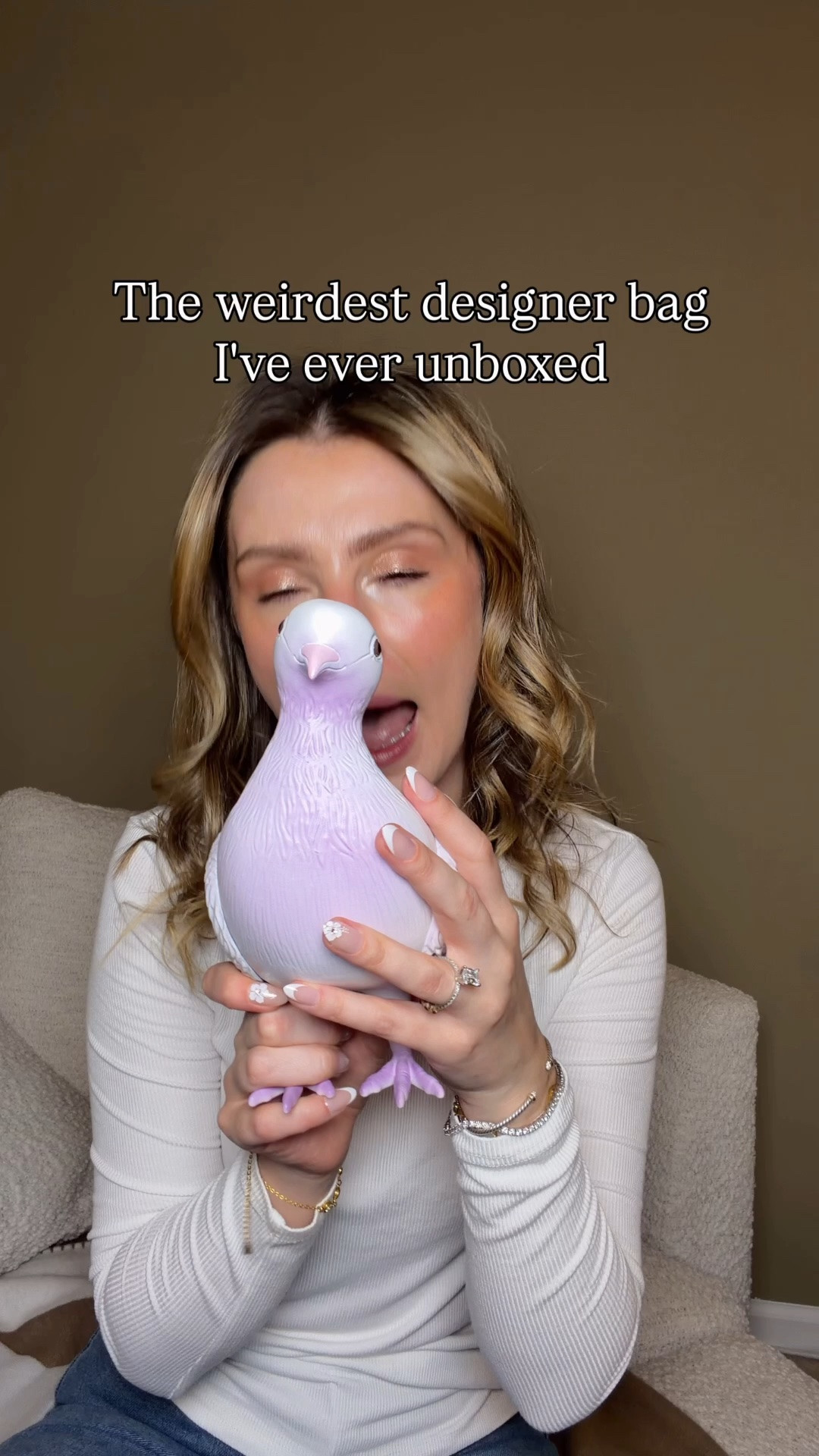 Unboxing the most fun bag ever! 😍 Comment SHOP & I’ll sm got the link ♥️

I have been eyeing the JW Pei pigeon bag for so long because I was curious about how it opened and I thought it was so fun. 

I love that it can just be a fun lil decoration in Your closet and hold jewelry or you can carry it as a cluth of as a pouch inside your bag poking its head out like the purse pigeon i see on Instagram all the time lol