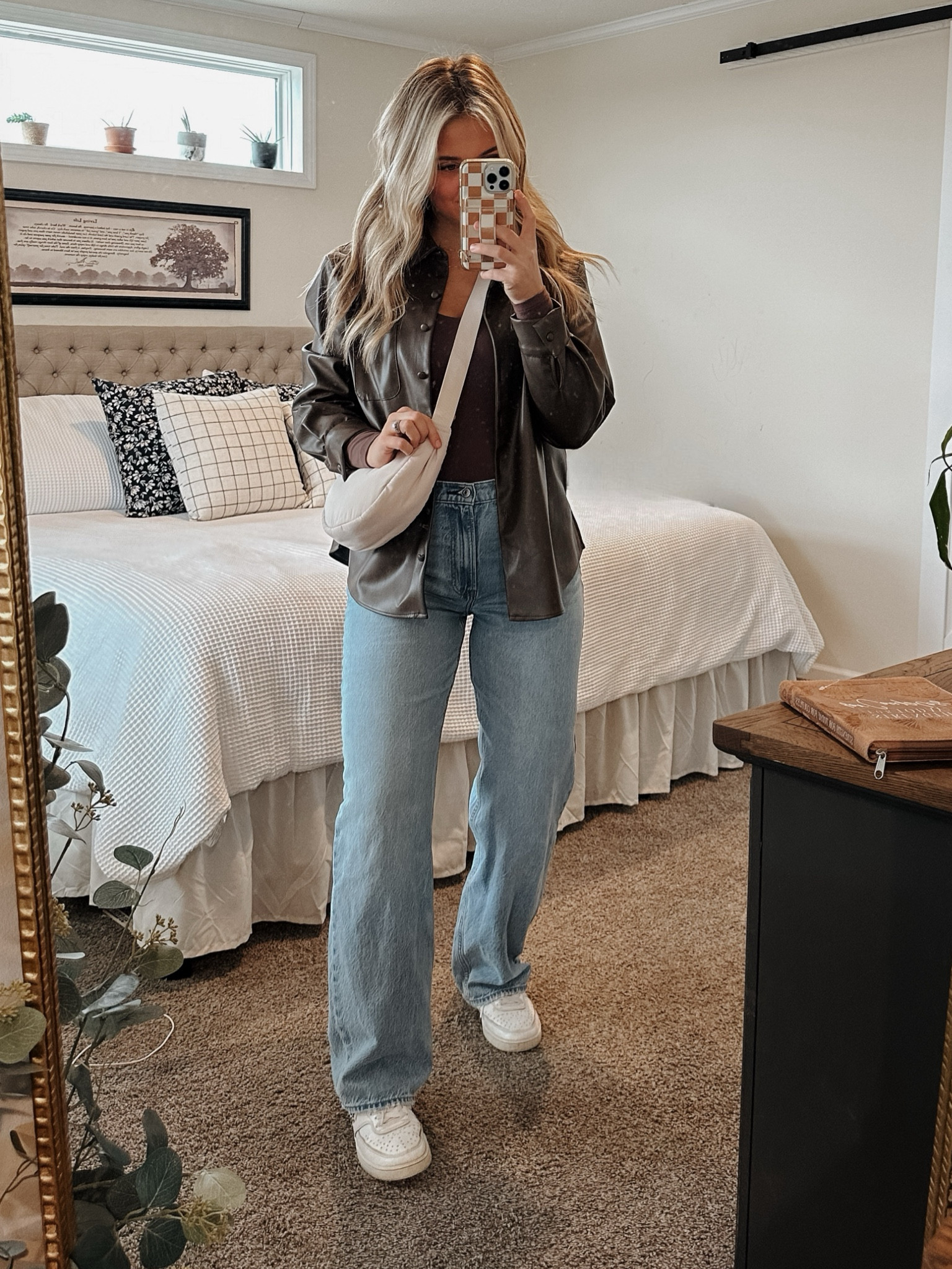 Women’s street style! Casual outfit while still being comfy!! TTS in everything! 29L jeans and M jacket & bodysuit! 