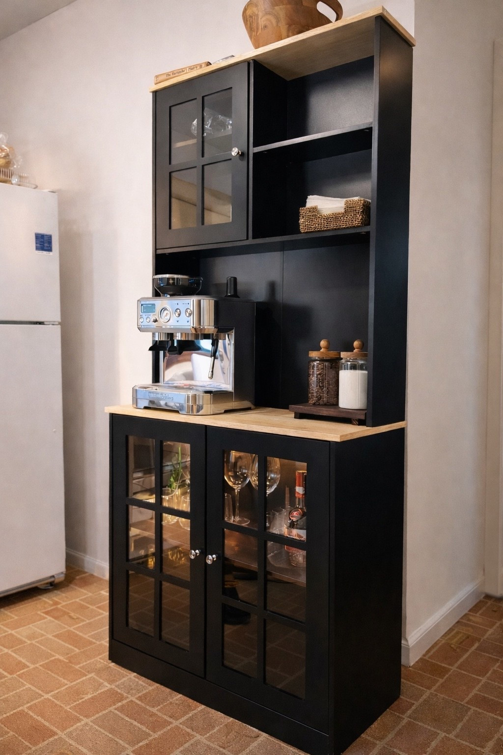 La mejor idea para esta esquina de una pequeña cocina! Ha agrandado su uso. Arriba se usó para hacer una estación del café. Organizar tazas, café y muchas cosas más. Debajo es para las copas y un súper cute bar. 🤎☕️

#LTKSaleAlert #LTKSpringSale #LTKHome