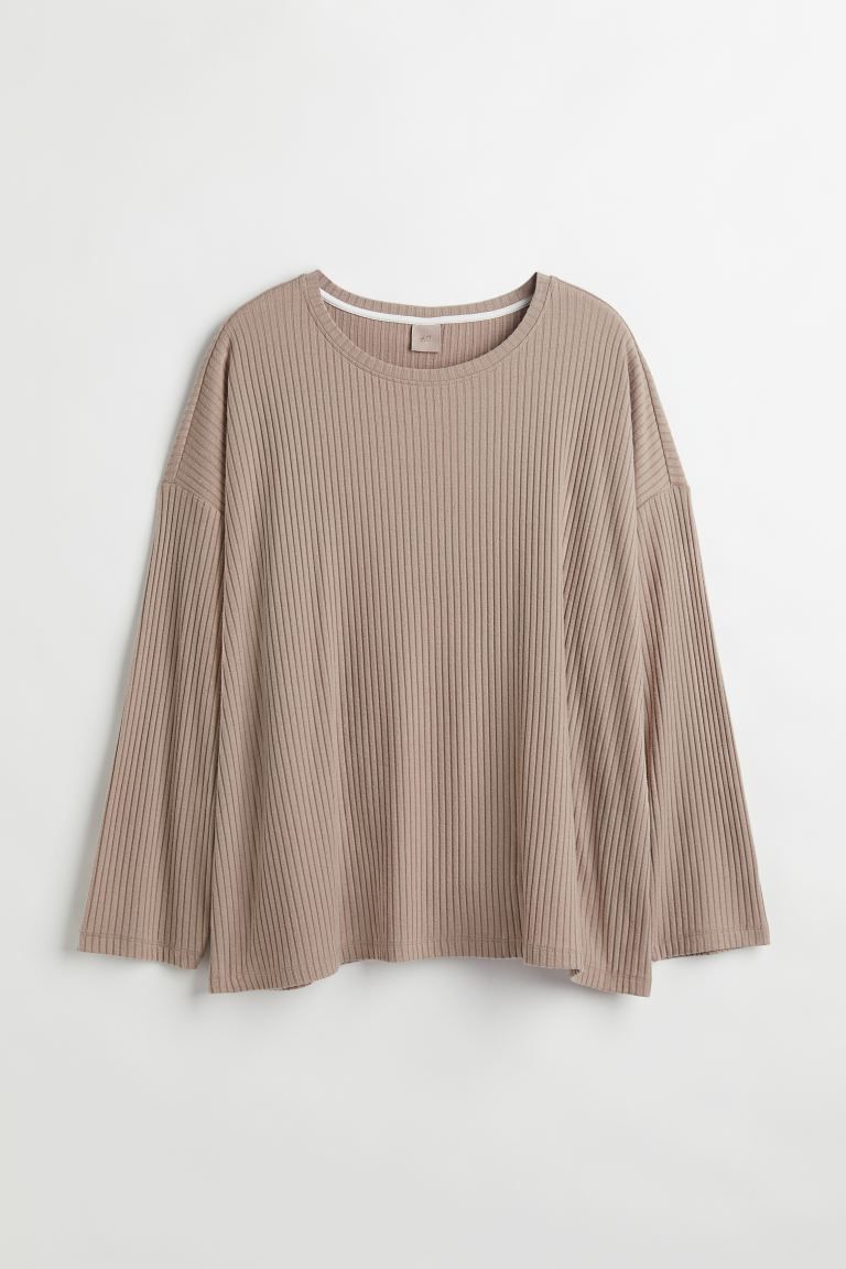 Een wijde top van zacht tricot met verlaagde schoudernaden en lange, wijde mouwen. | H&M (DE, AT, CH, NL, FI)