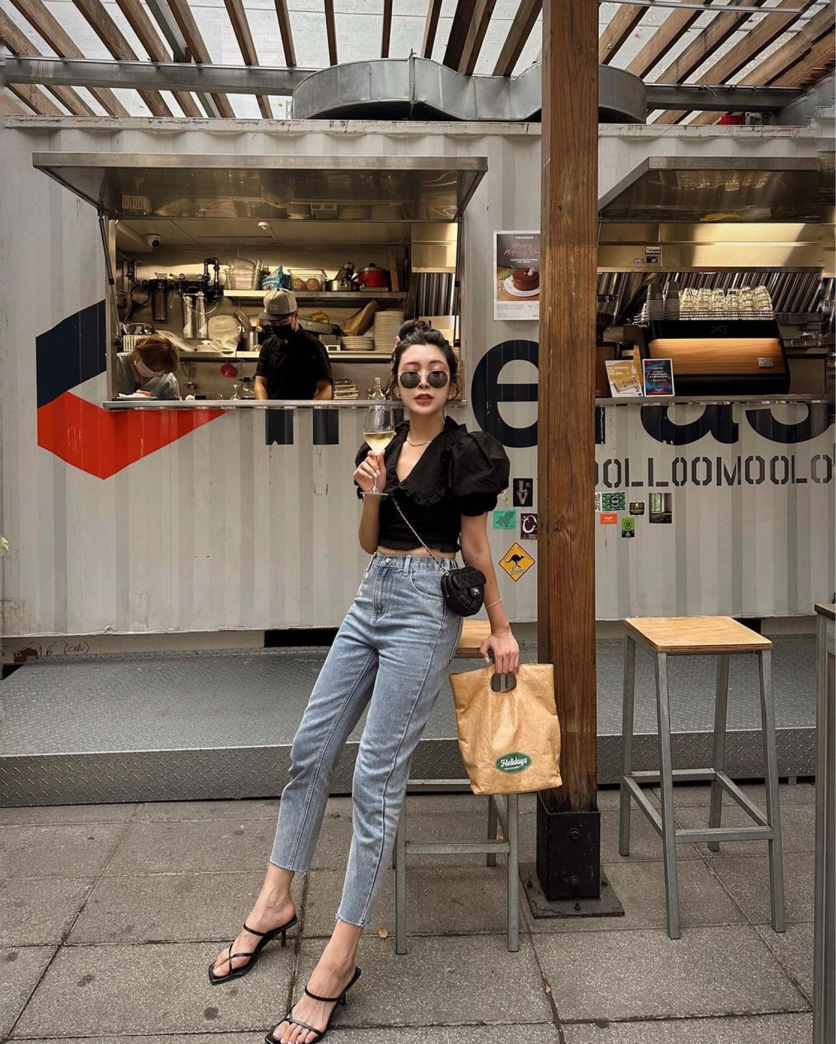 
上次去了大直的woolloomooloo被他們的柳橙汁大大驚艷！（雖然我手上拿的是酒🌝🌝🌝🍸）
過兩天又跑來西門店，想說下週再去信義，
突然變成它們的狂粉🤣！
/
小花牛仔褲真的是我此生穿過最瘦又最舒服的一件褲子，後面做了鬆緊吃再飽都很舒服（很在乎吃！）
/
澎袖波浪領襯衫原本只想做白色，後來穿了黑色自己也超級喜歡！是更高級又有點小性感的感覺，白色是清純的性感🌝！變成難以割捨！妳們喜歡哪色哩？
/
outfit all by @mercci22 x LCW
🪶💖🫶🏻☁️
#LTKtaiwan #LTKasia

#LTKfit #LTKstyletip #LTKshoecrush