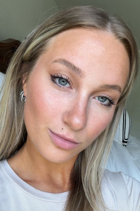A no-makeup makeup look that I still feel confident in 😍 
AND affordable too!!!! 
#Ad  #revolutionpartner #makeuprevolution #revolutionbeauty  #Target #targetpartner  @Makeuprevolution  @Target
