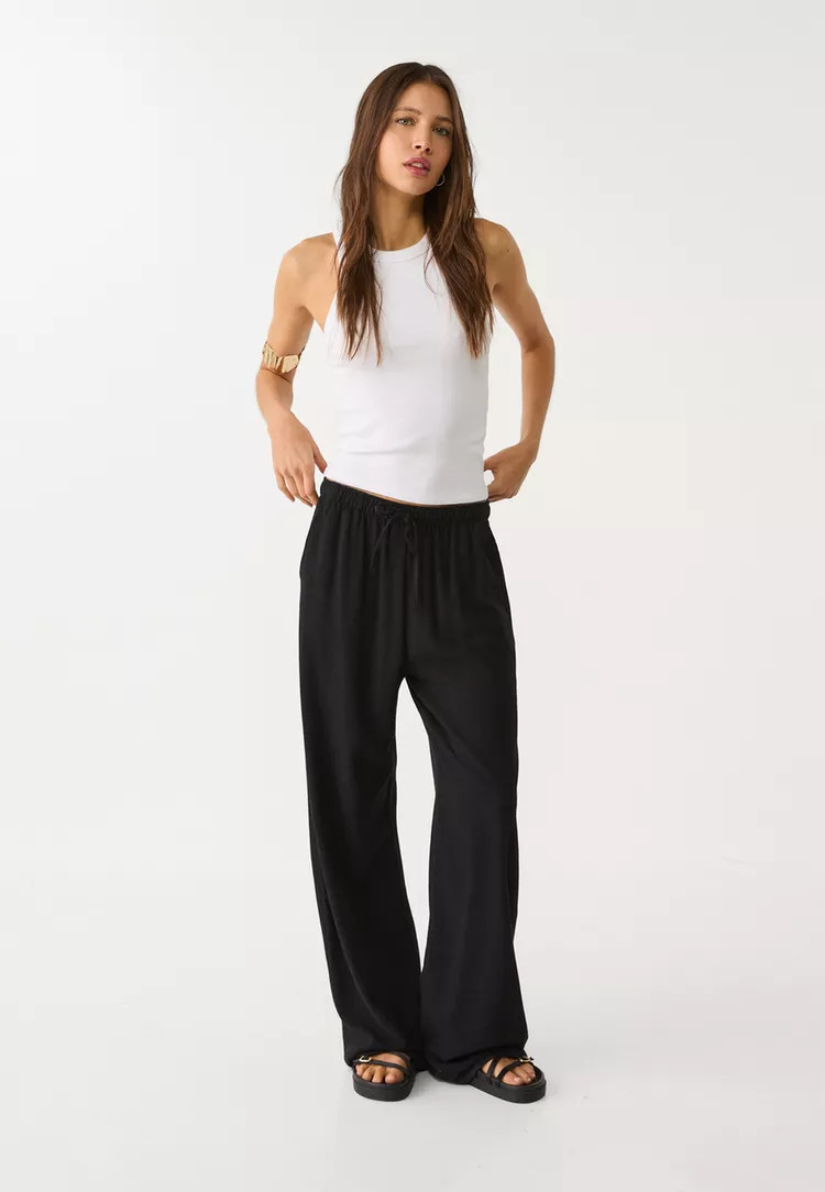 Flowing linen blend trousers | Stradivarius (UK)