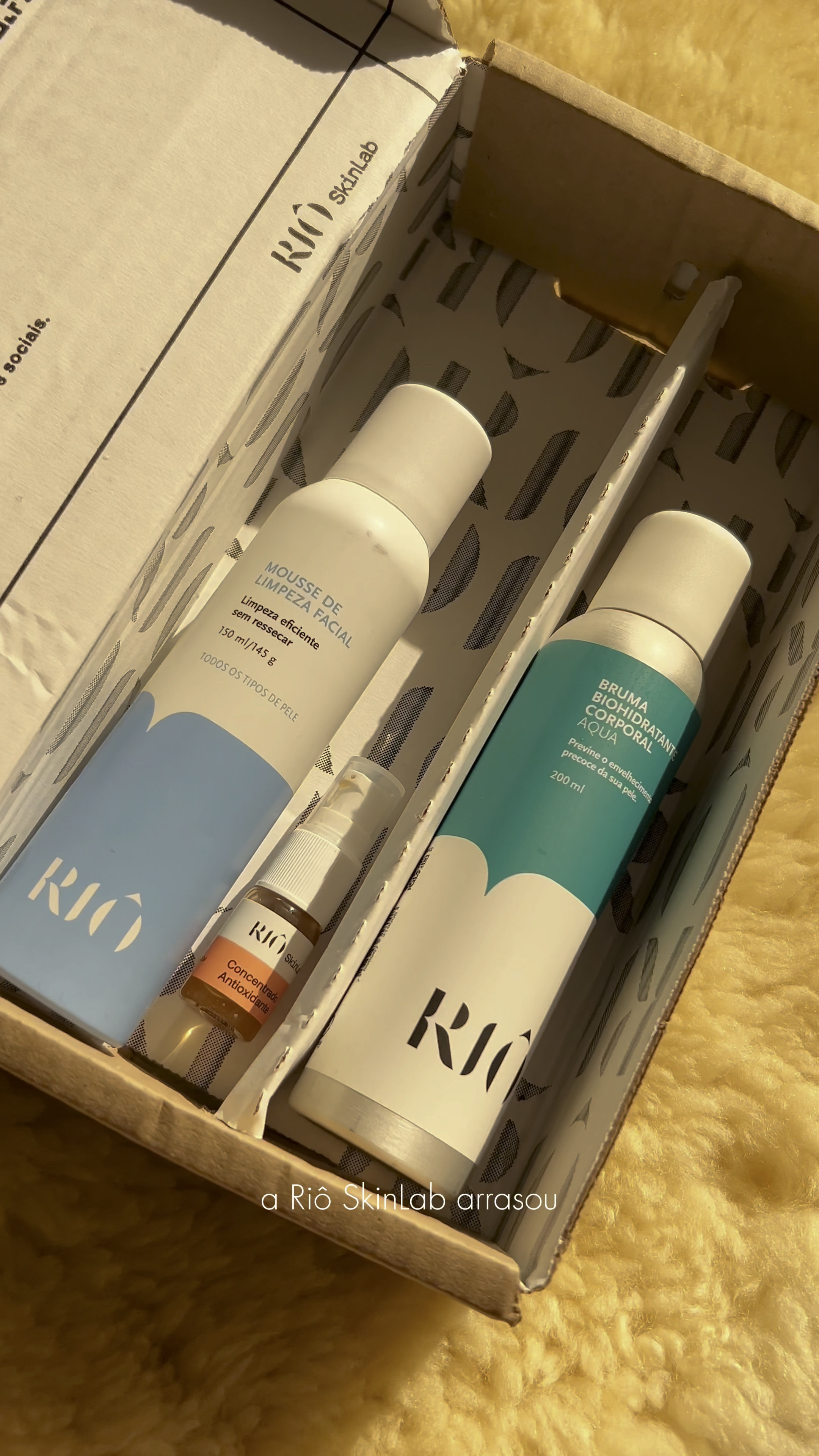 Riô SkinLab Bruma Biohidratante Aqua.

Hidrata e nutre até as camadas mais profundas da epiderme. 
Apresenta textura superleve e de rápida absorção, ideal para quem quer praticidade. 
Fórmula pró-microbioma: mantém o equilíbrio da população microbiana, reforçando as defesas naturais. 
Reequilibra o pH da pele e a barreira cutânea agredidos durante o banho. 
Fórmula biomimética: a pele reconhece, absorve e aproveita todos os ingredientes. 
Tem ação antioxidante que evita a formação de radicais livres e previne o envelhecimento precoce. 
Possui efeito calmante e ação restauradora, podendo ser usada no pós depilação.
#skincare #cuidadoscomapele #rioskinlab 

#LTKbeauty #LTKgiftguide #LTKbrasil