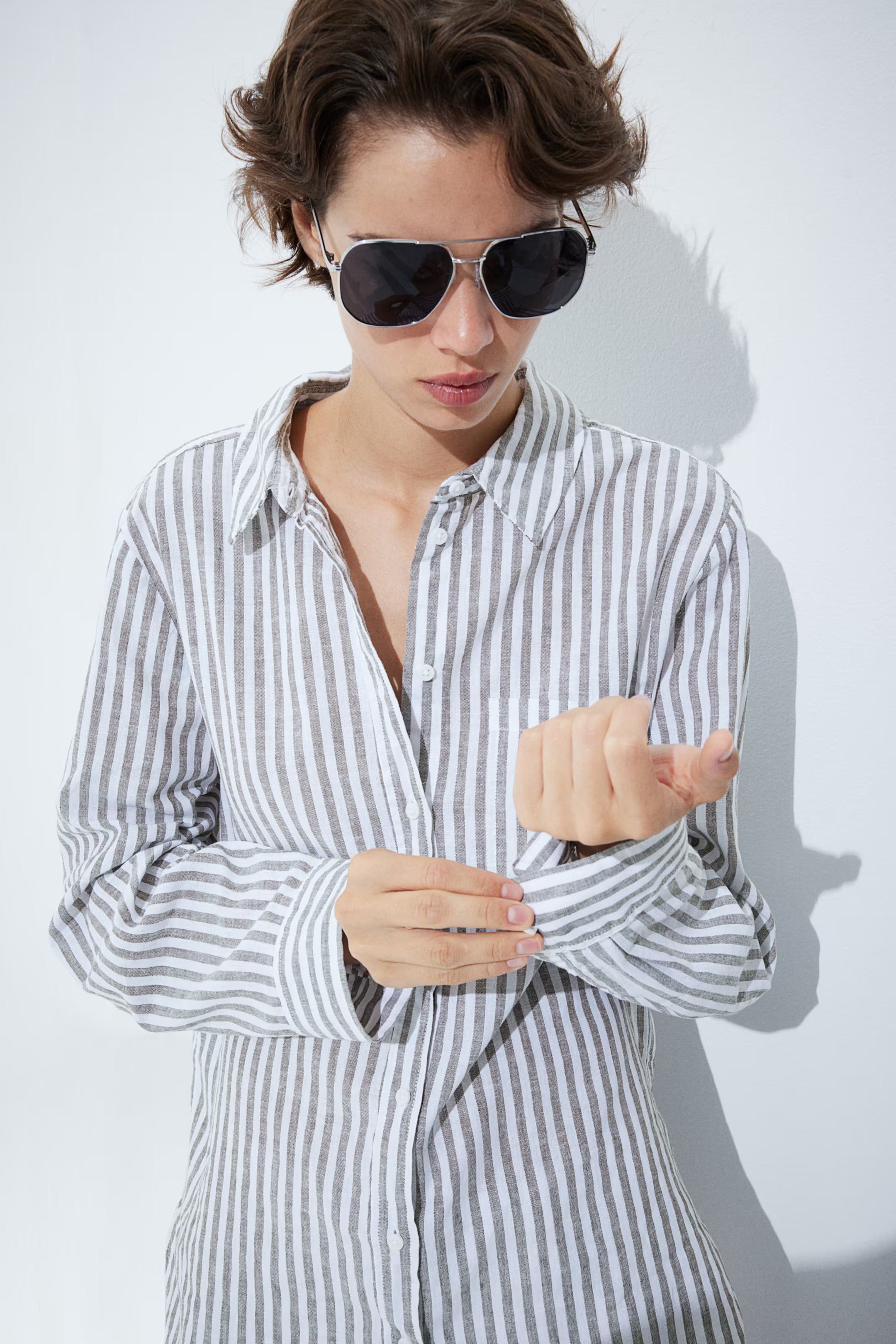 Linen-blend shirt - Long sleeve - Regular length - Khaki green/Striped - Ladies | H&M GB | H&M (UK, MY, IN, SG, PH, TW, HK)