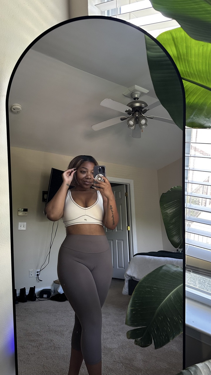 Forced to work. Choosing to look cute (and complain) while doing it. #fableticspartner 

I’m wearing the Pureluxe Longline Low Impact Bra + Pureluxe TLC Capri from @fabletics! This might be the only thing motivating me to get anything done today. Will report back on productivity levels later 🙃

Everything will be linked in my stories + “OOTD” highlight!