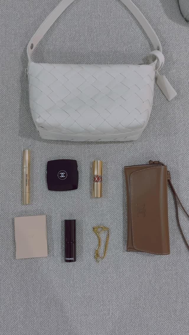 Adoring the latest collection from @charleskeithofficial

Discount code COMAMBAU15-KMCCUCR5H6

#ImwithCharlesKeith
#CharlesKeithCommunity #ivettewovenbag #ivettewovenshoulderbag