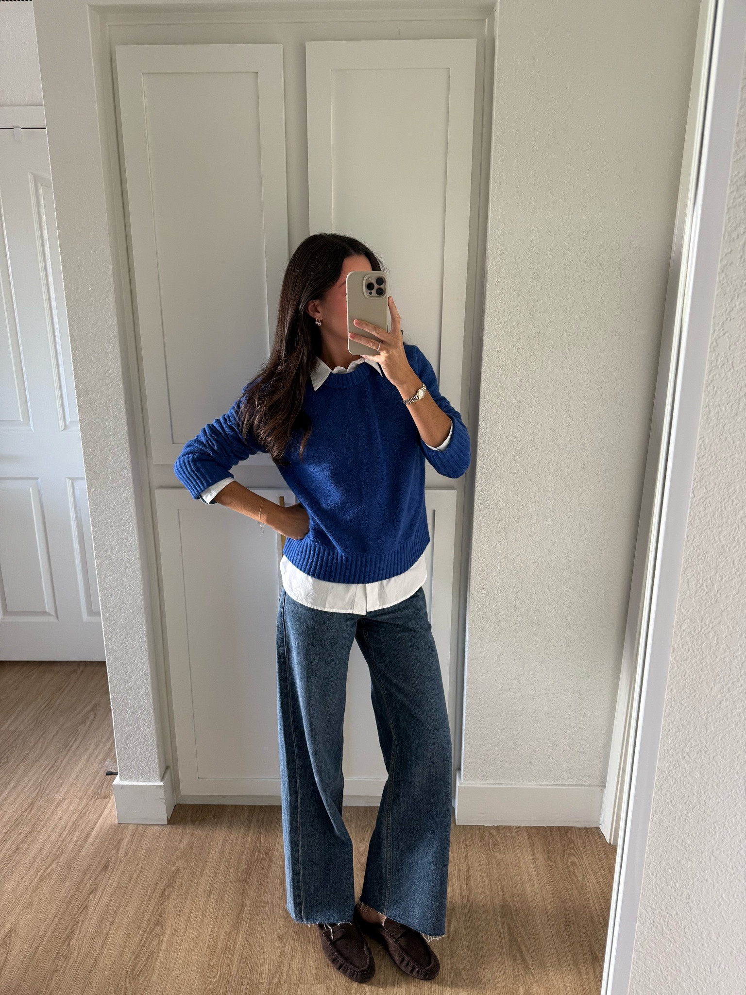 Love layering a sweater over a collared shirt! I’m 5’7” wearing size XS in both top and sweater and 25 regular length, classic in the low rise jeans! Code FALLAF stacks for an extra 15%!