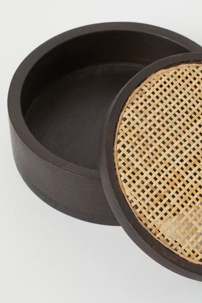 Round box in mango wood with a rattan lid. Diameter 6 3/4 in. Height including lid 2 1/2 in. | H&M (US + CA)